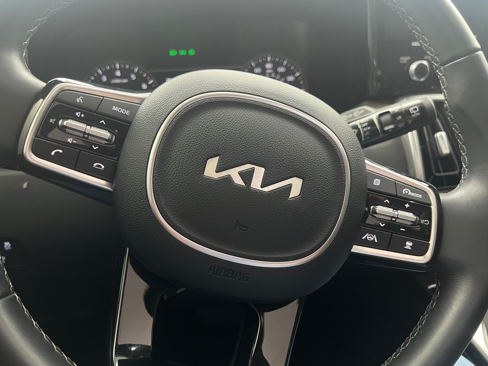 Thumbnail: 2023 Kia Sorento - 4