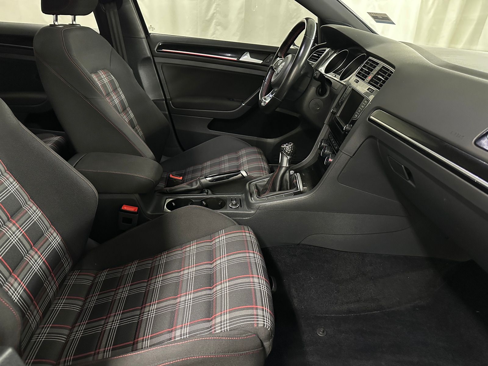 Thumbnail: 2017 Volkswagen Golf - 2