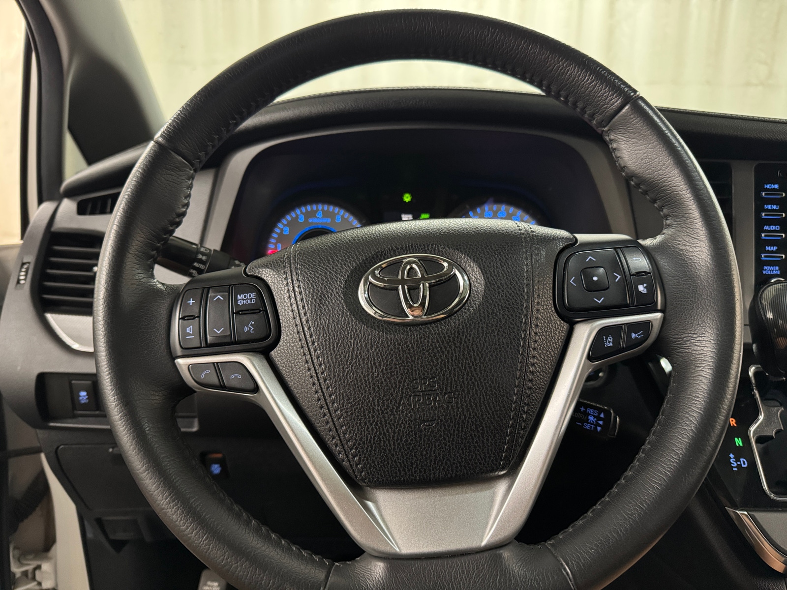 Thumbnail: 2018 Toyota Sienna - 4