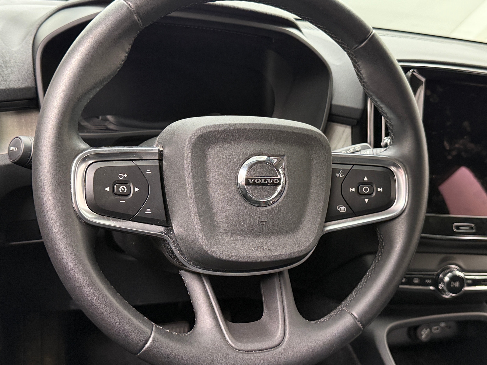 Thumbnail: 2024 Volvo XC40 - 4