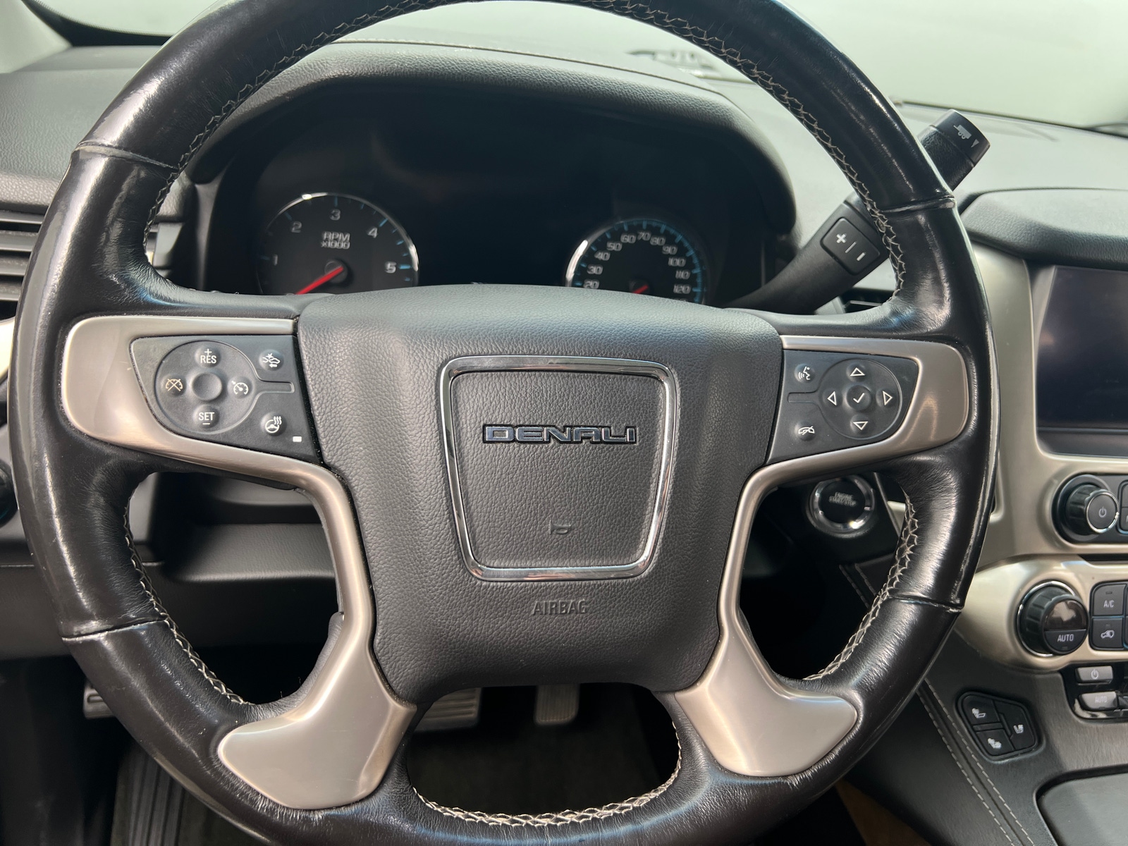 Thumbnail: 2018 GMC Yukon XL - 4