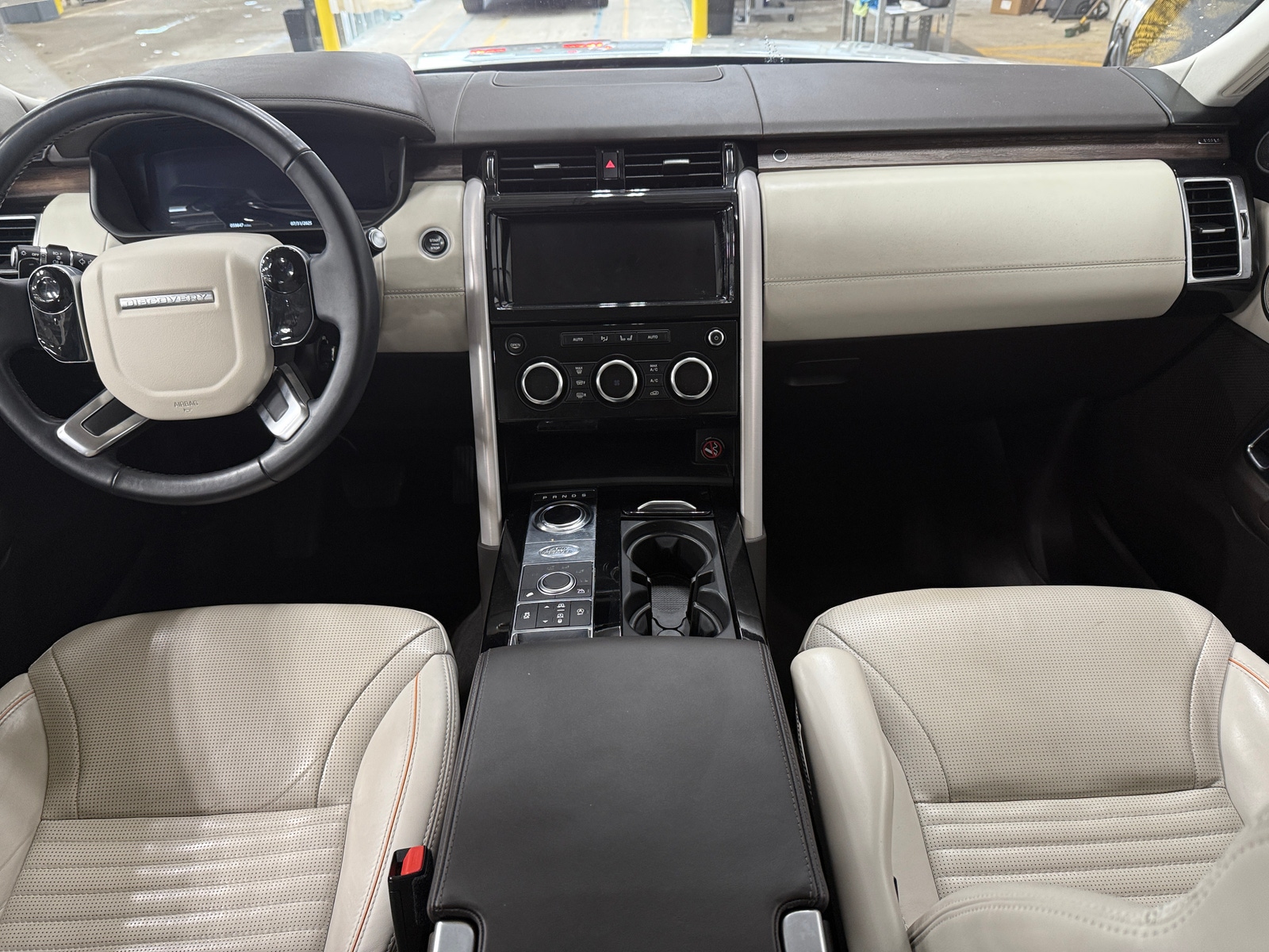 Thumbnail: 2019 Land Rover Discovery - 2