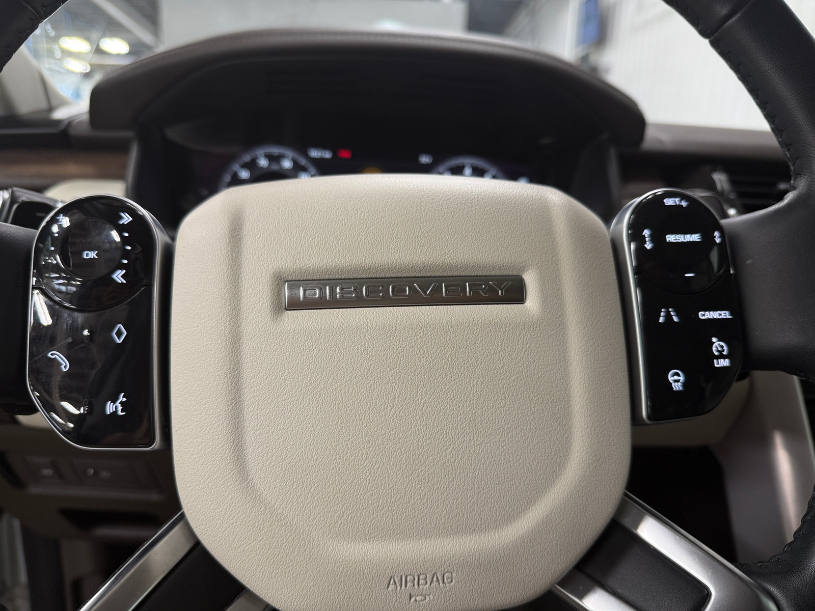 Thumbnail: 2019 Land Rover Discovery - 4