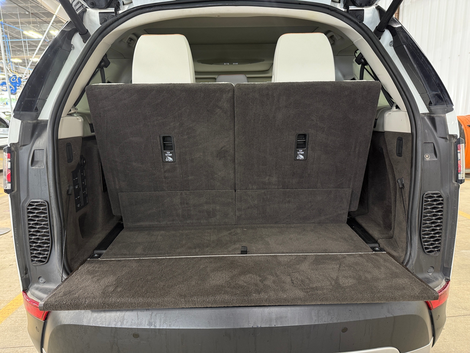 Thumbnail: 2019 Land Rover Discovery - 6