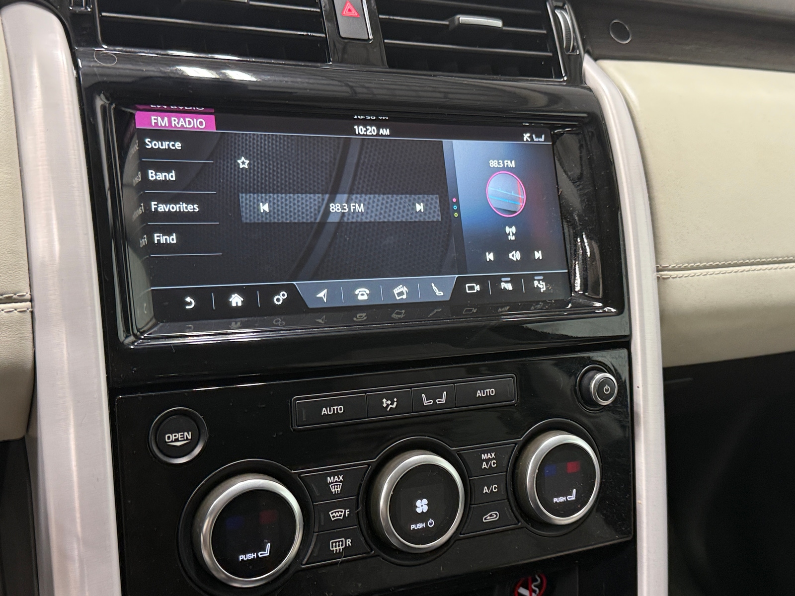 Thumbnail: 2019 Land Rover Discovery - 3