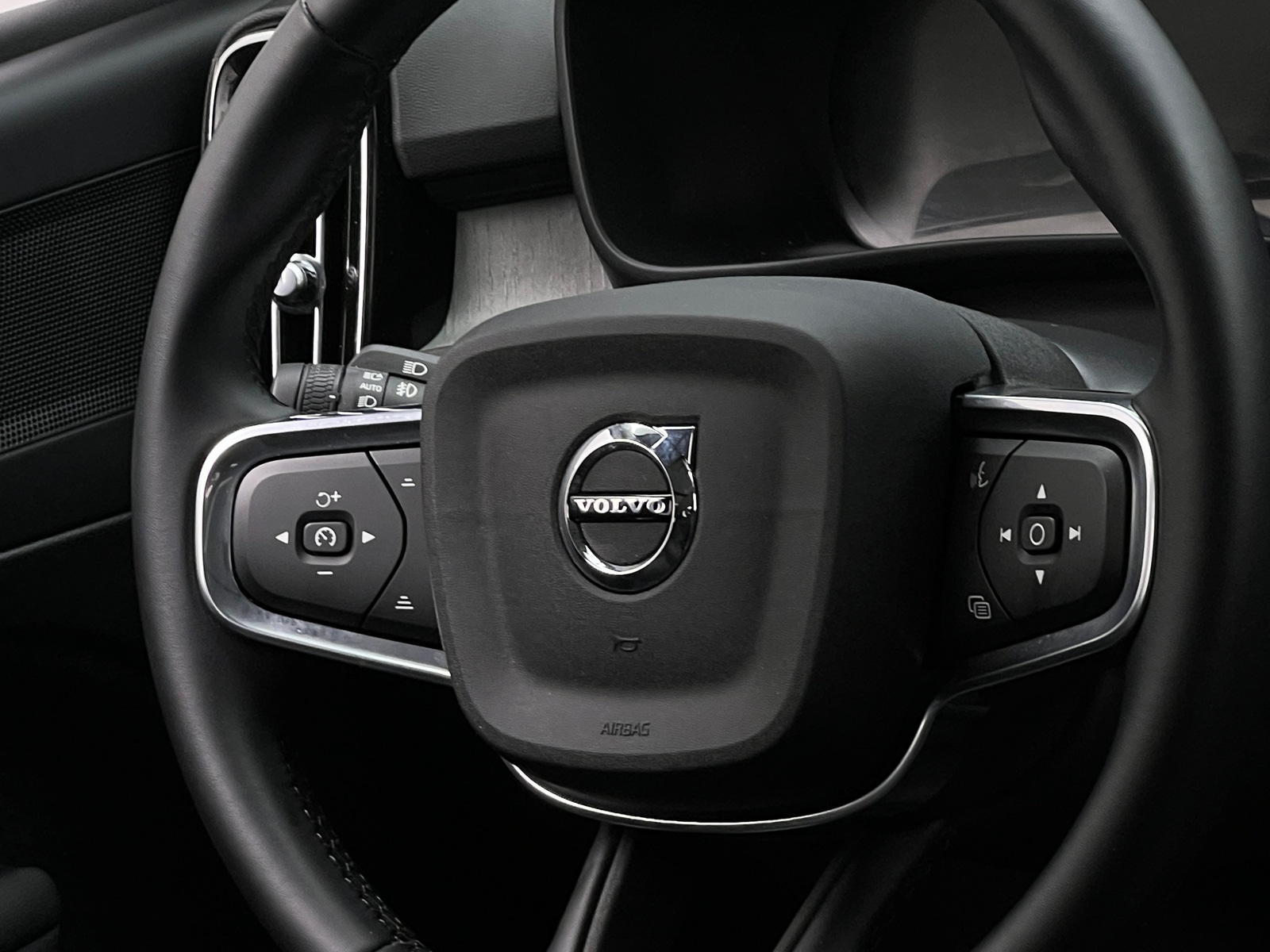 Thumbnail: 2025 Volvo XC40 - 4