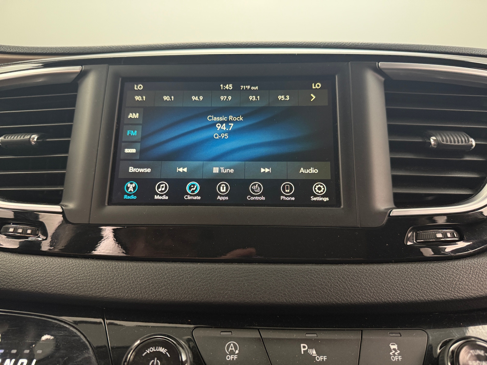 Thumbnail: 2018 Chrysler Pacifica - 3