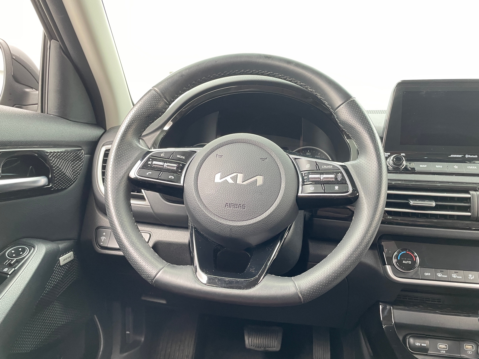 Thumbnail: 2023 Kia Seltos - 4