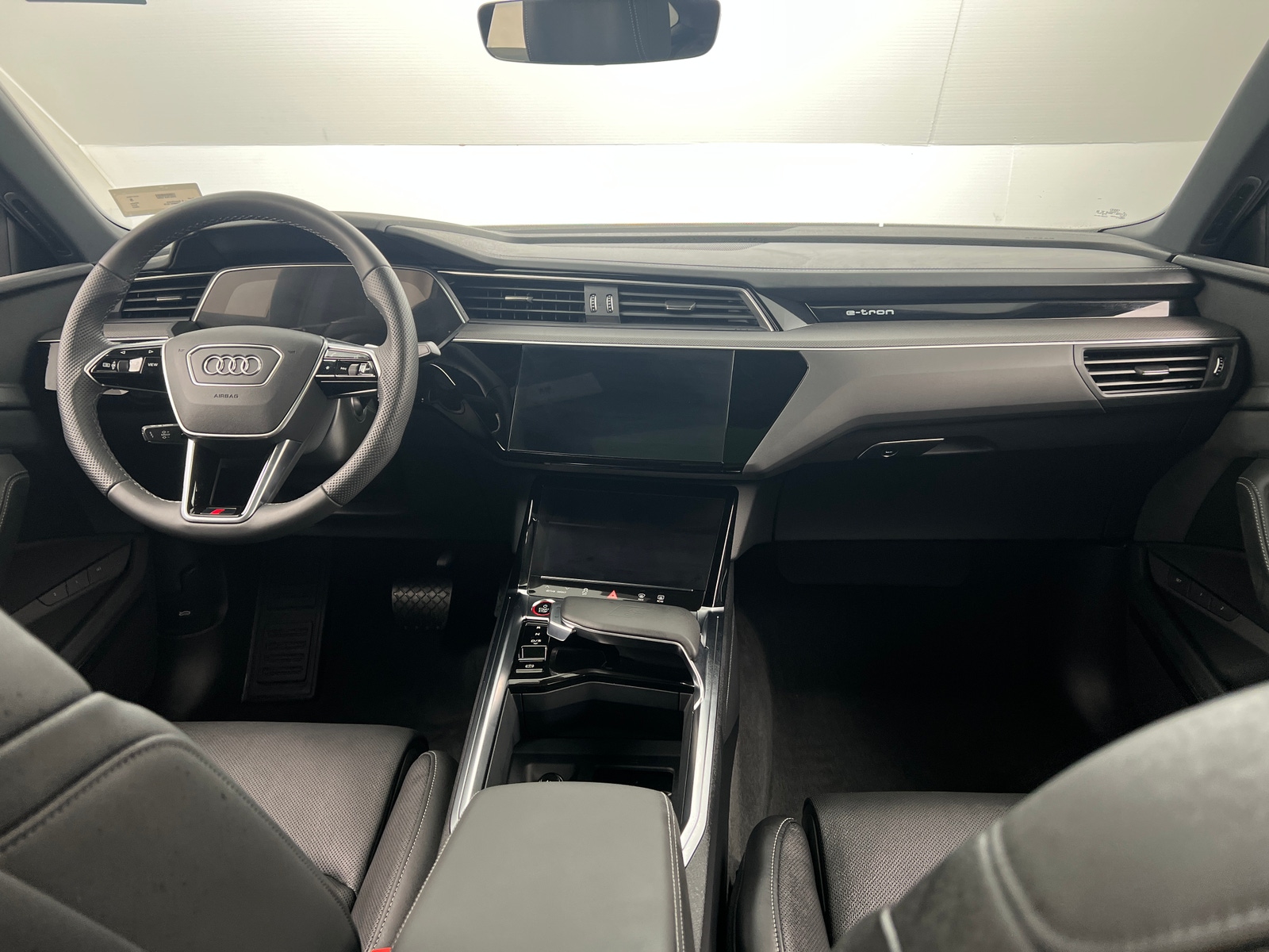 Thumbnail: 2022 Audi e-tron S - 2