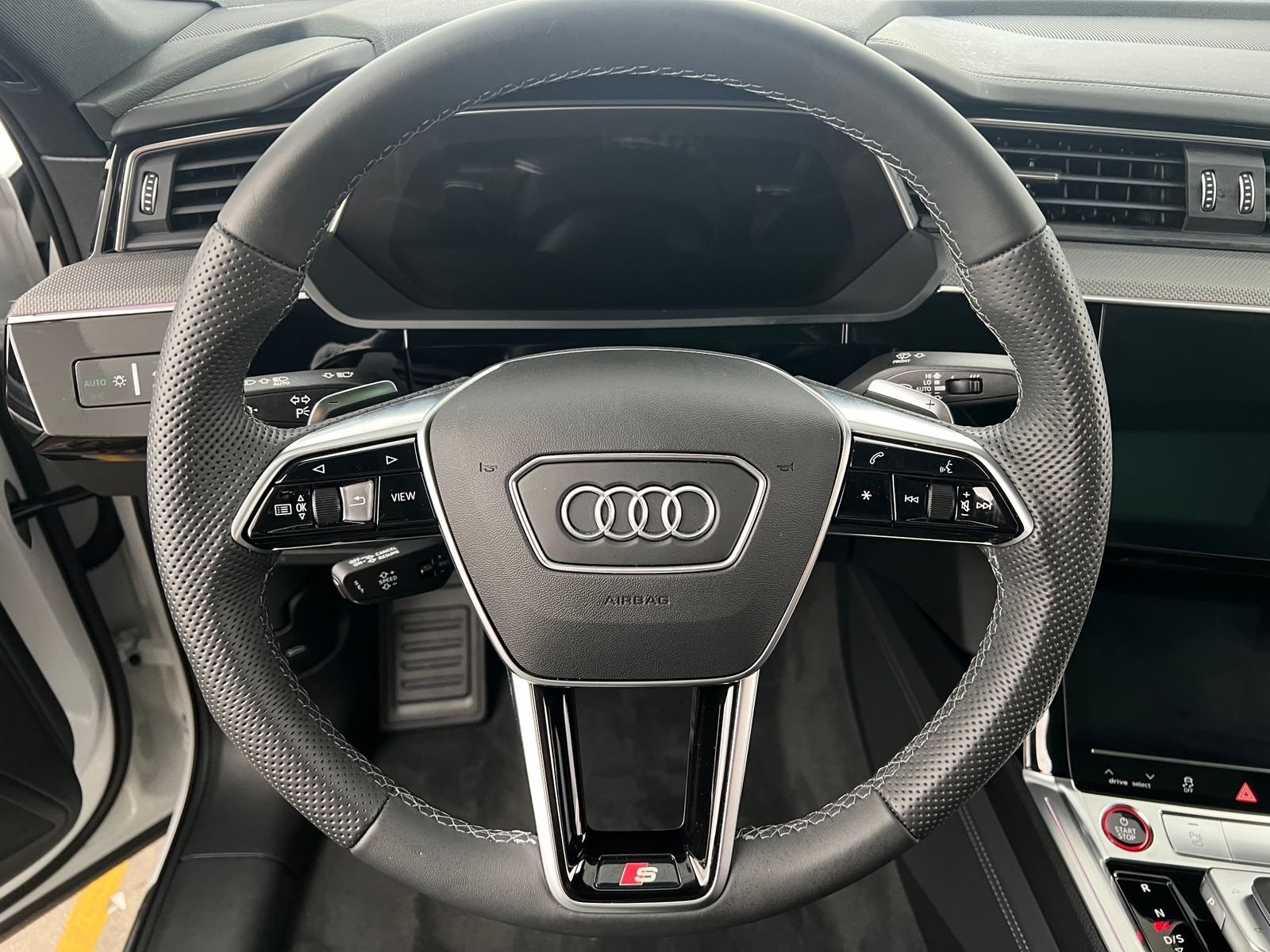Thumbnail: 2022 Audi e-tron S - 4
