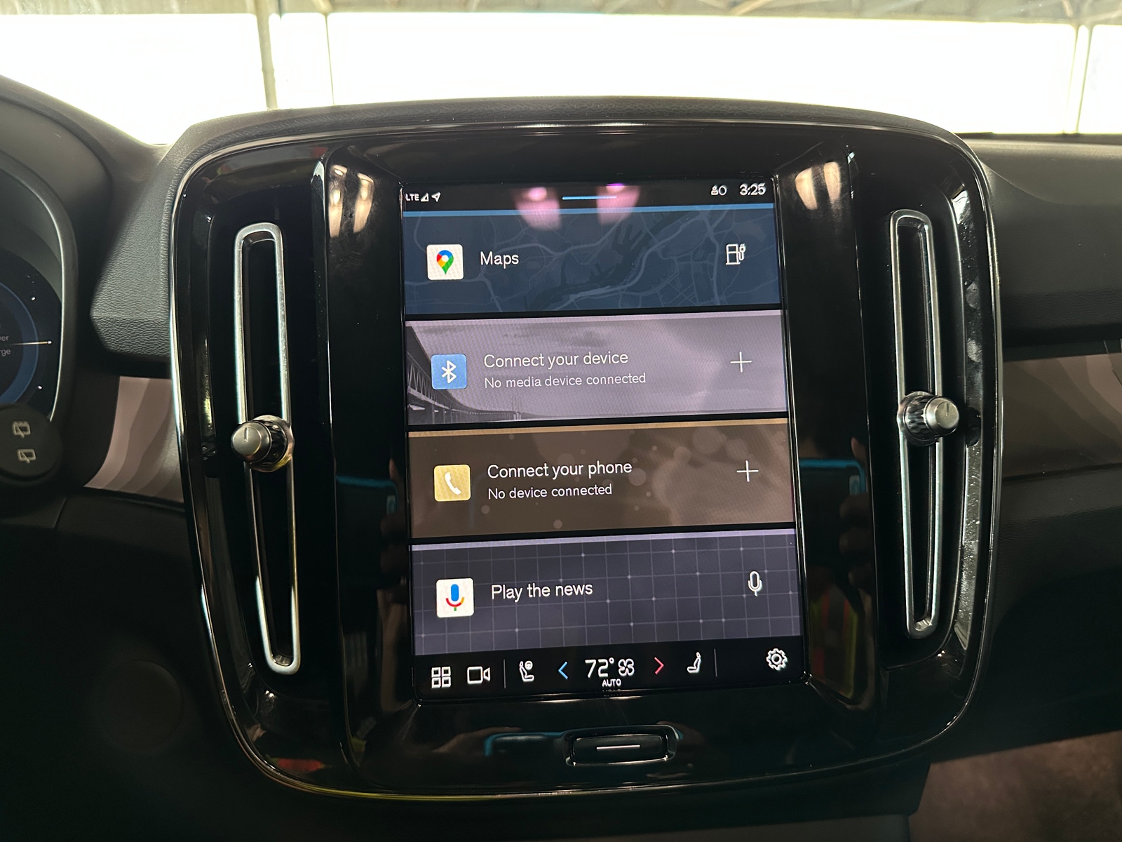 Thumbnail: 2023 Volvo XC40 - 4