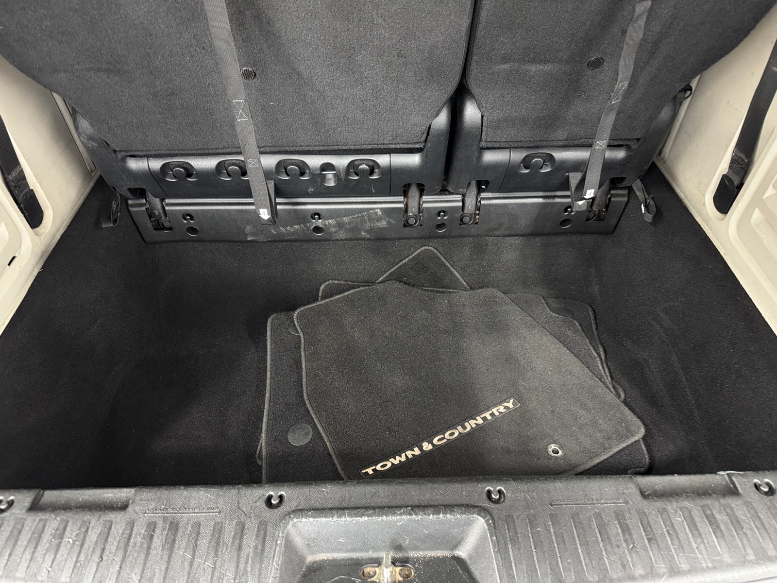 Thumbnail: 2014 Chrysler Town & Country - 6