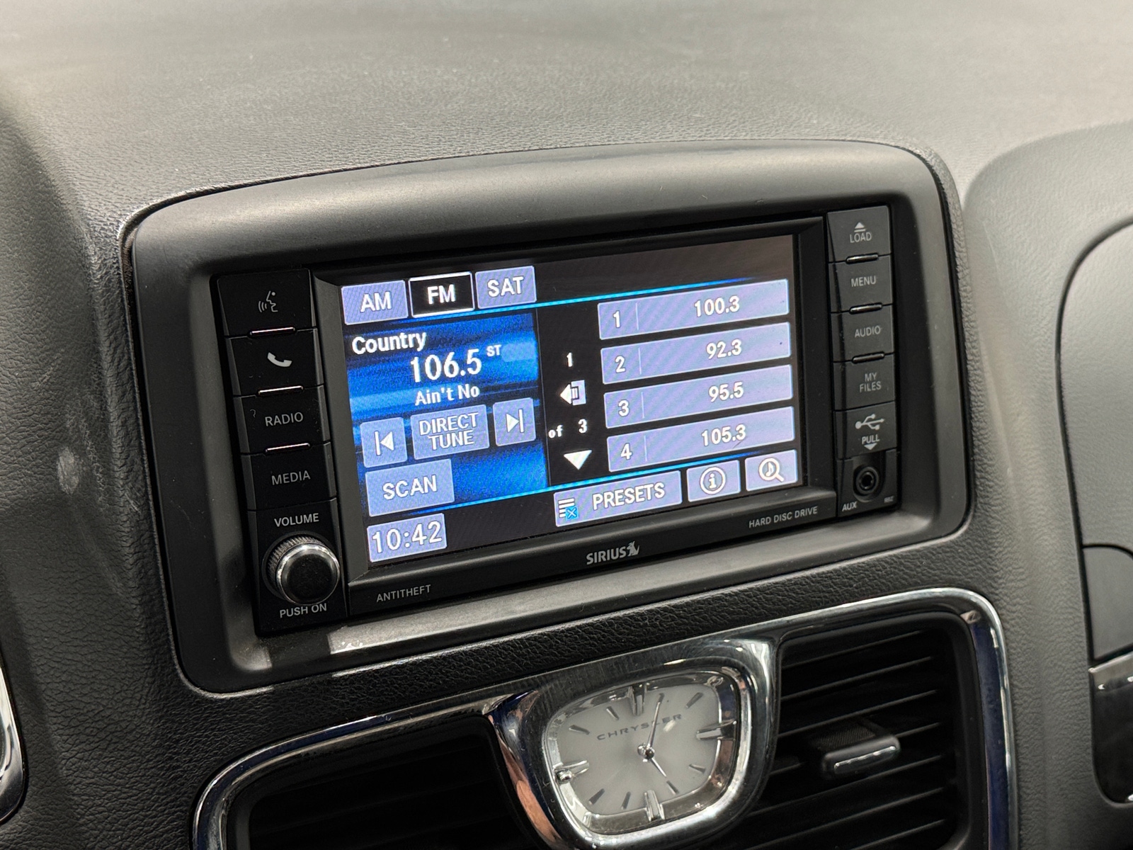 Thumbnail: 2014 Chrysler Town & Country - 3