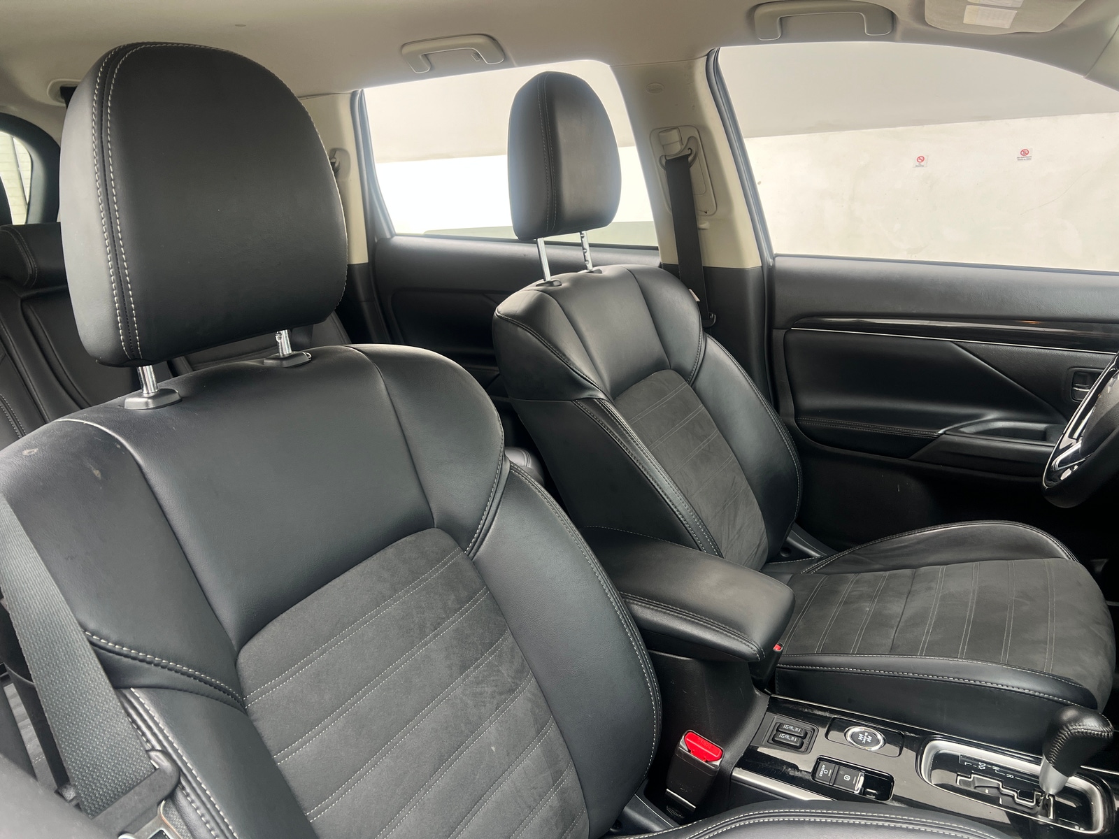 Thumbnail: 2020 Mitsubishi Outlander - 2