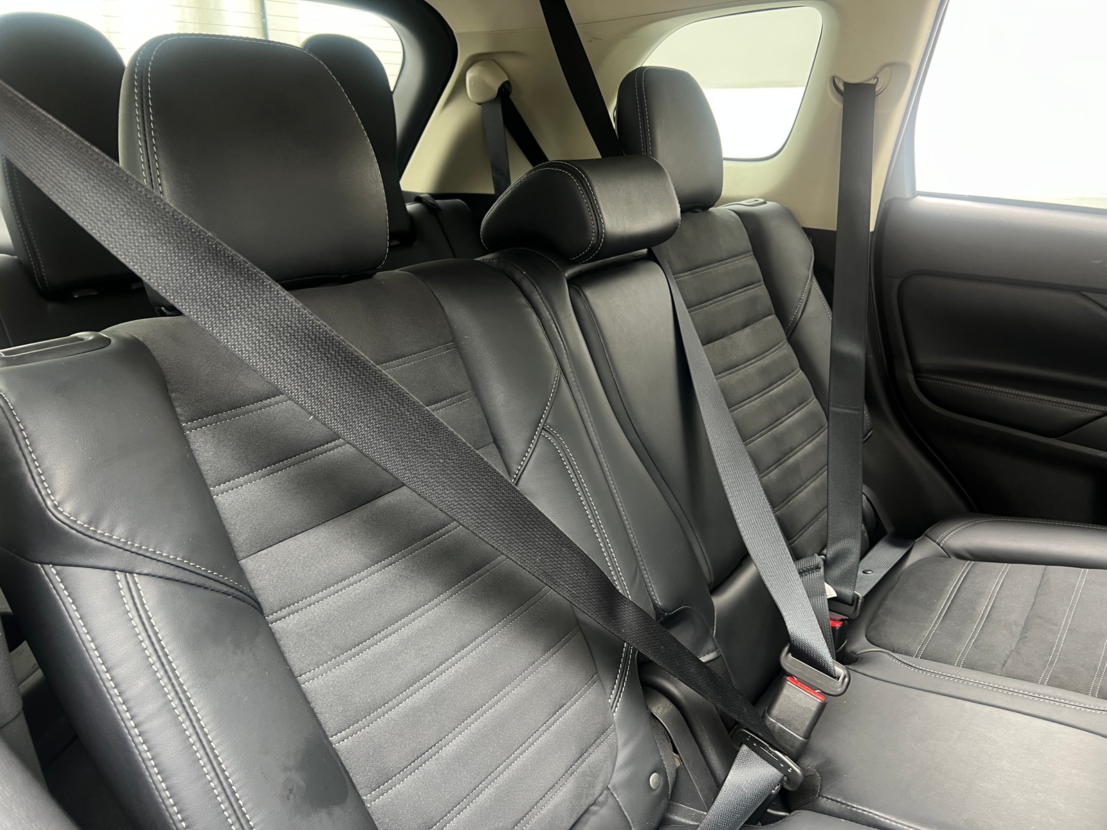 Thumbnail: 2020 Mitsubishi Outlander - 6