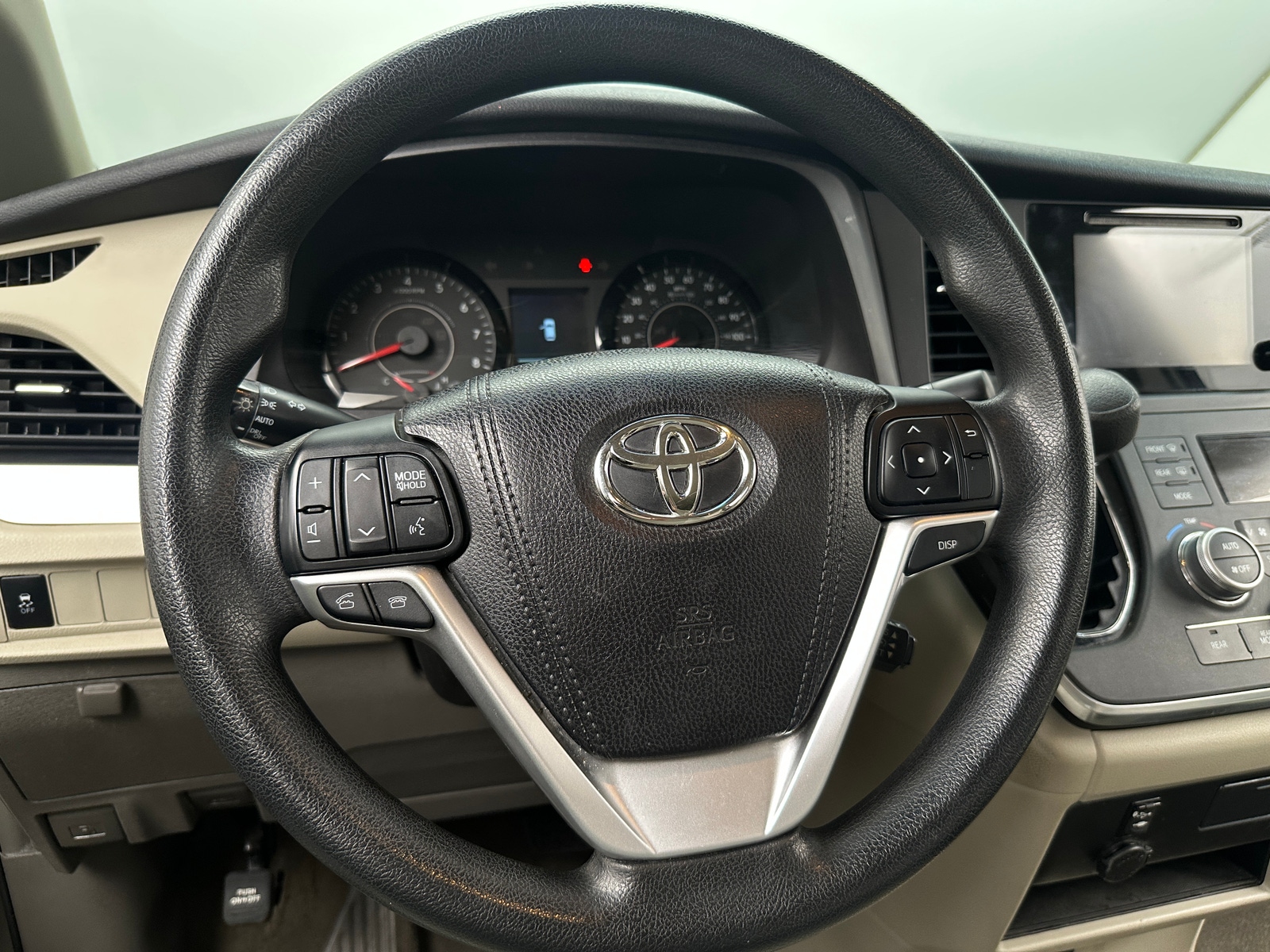 Thumbnail: 2016 Toyota Sienna - 5