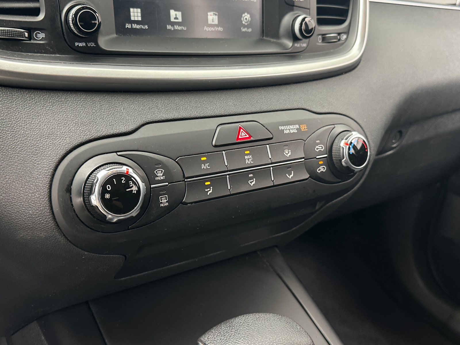 Thumbnail: 2019 Kia Sorento - 4