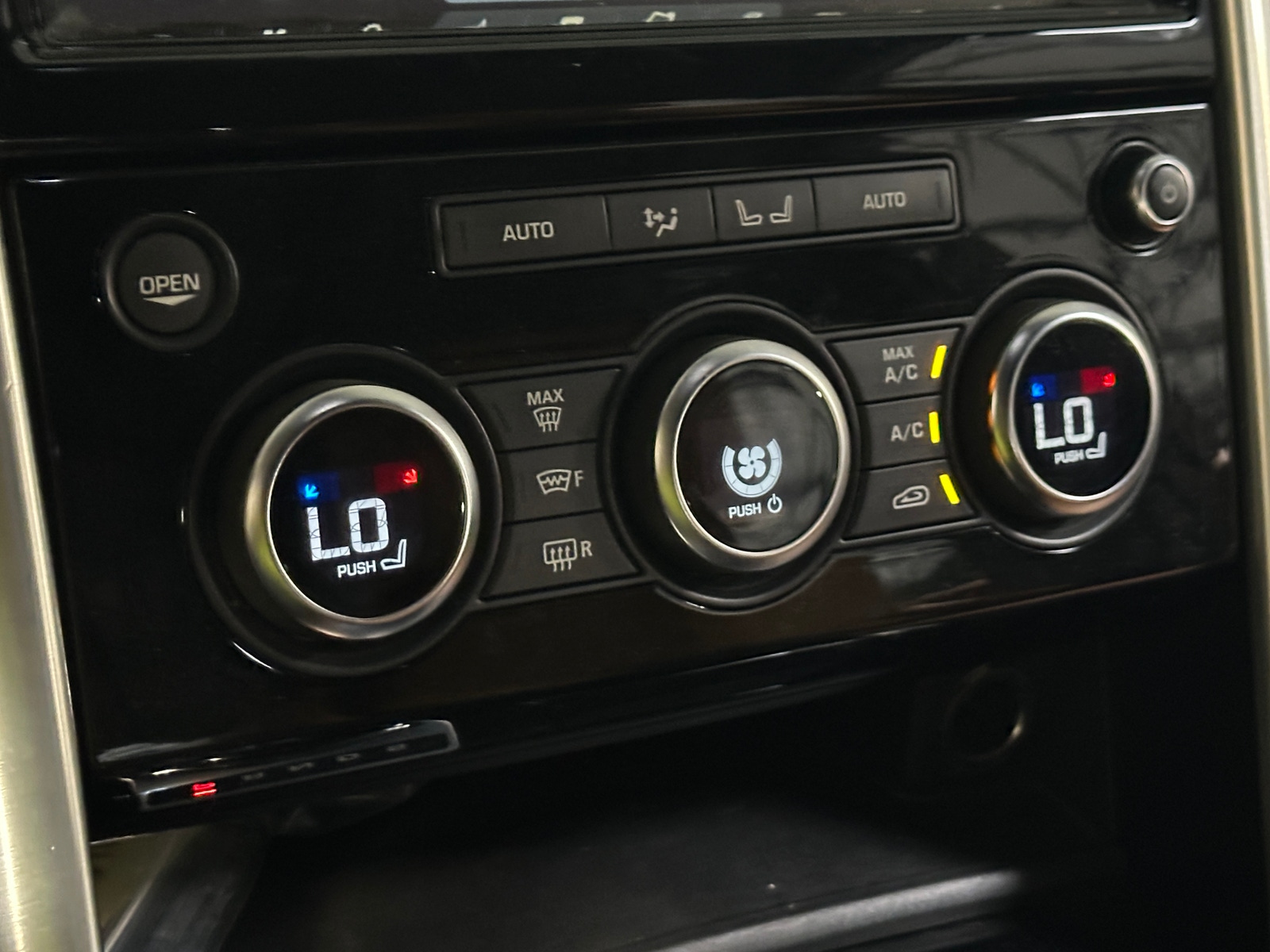 Thumbnail: 2019 Land Rover Discovery - 3