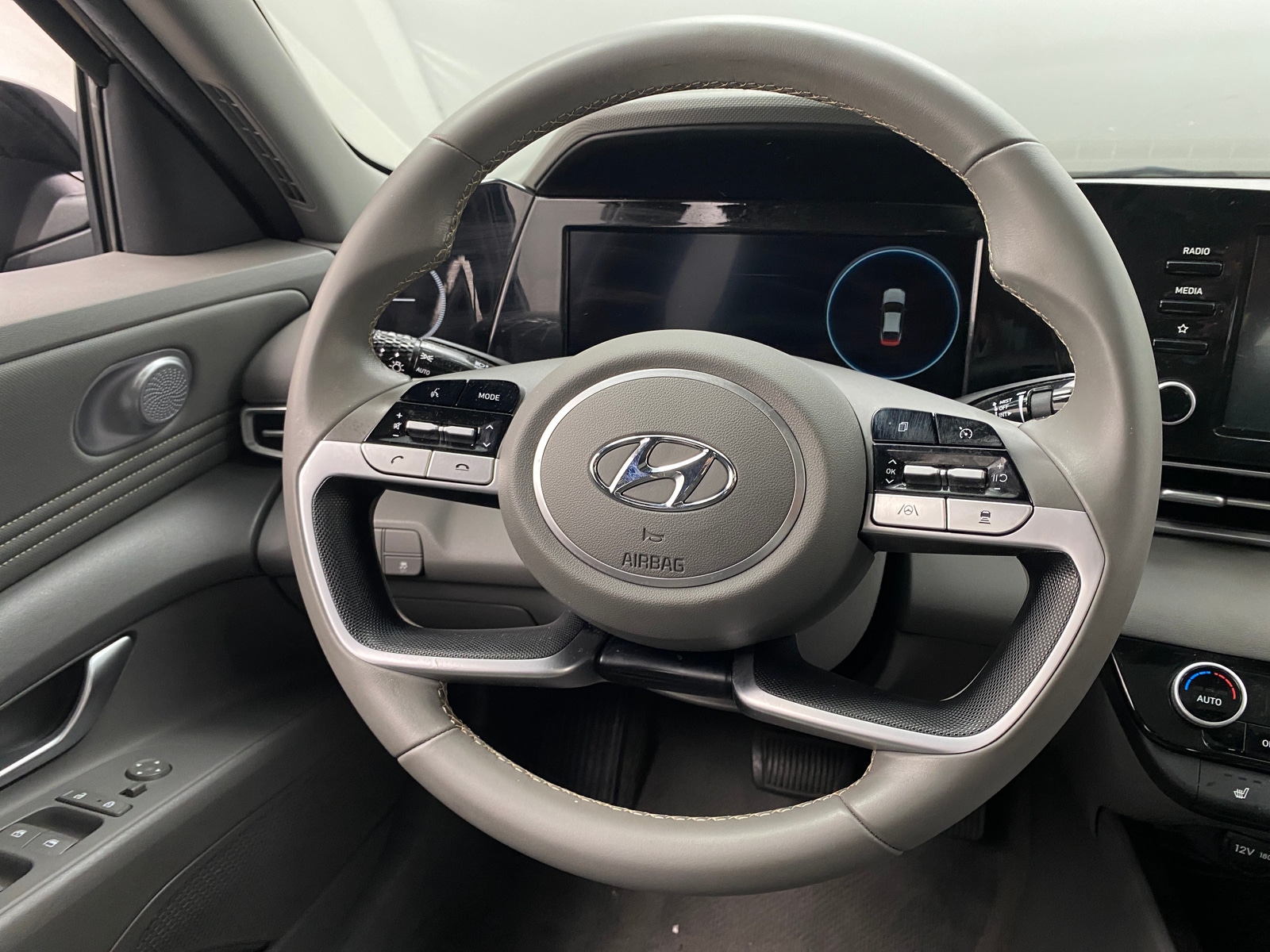Thumbnail: 2022 Hyundai Elantra - 5