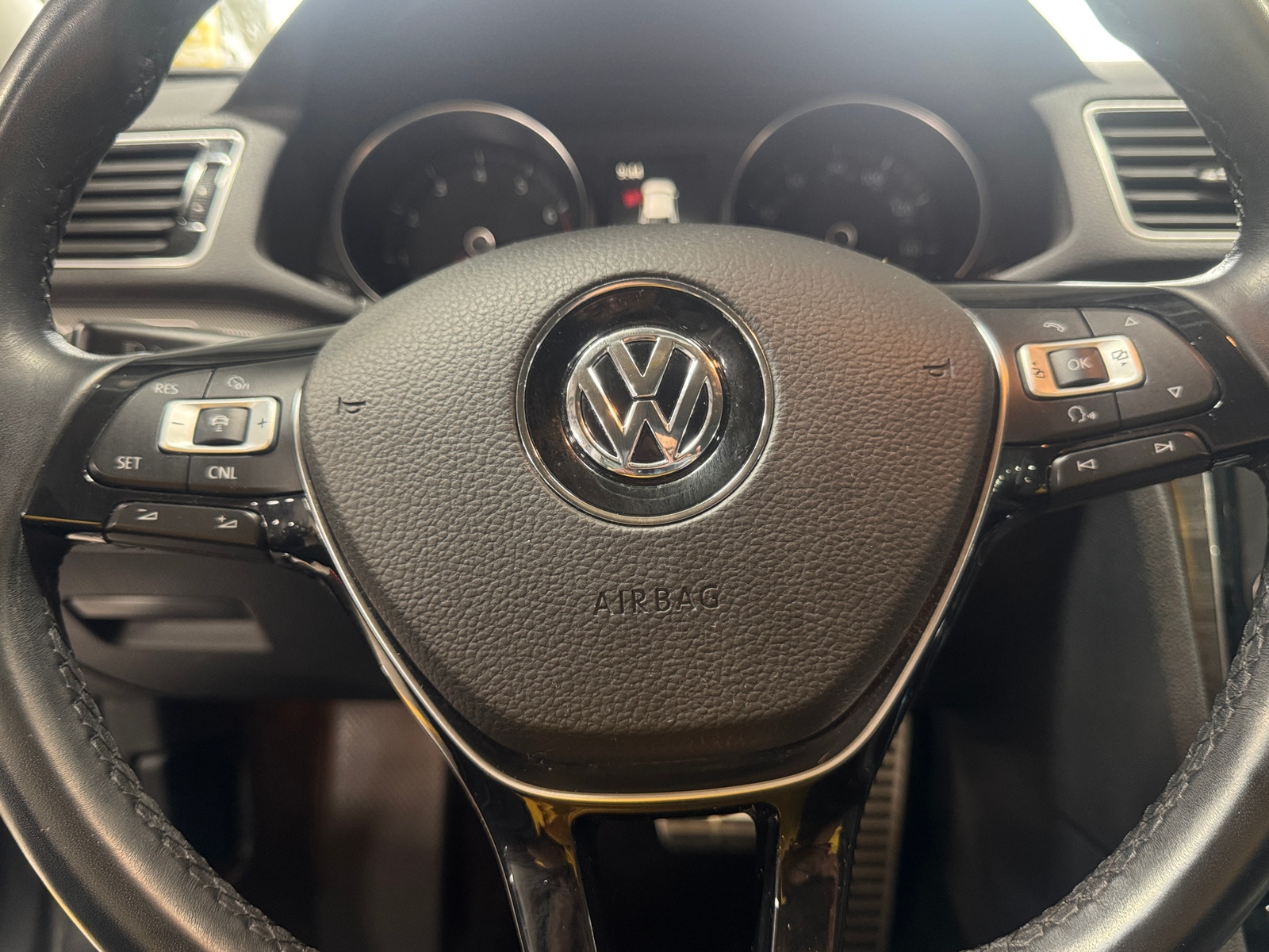 Thumbnail: 2016 Volkswagen Passat - 4