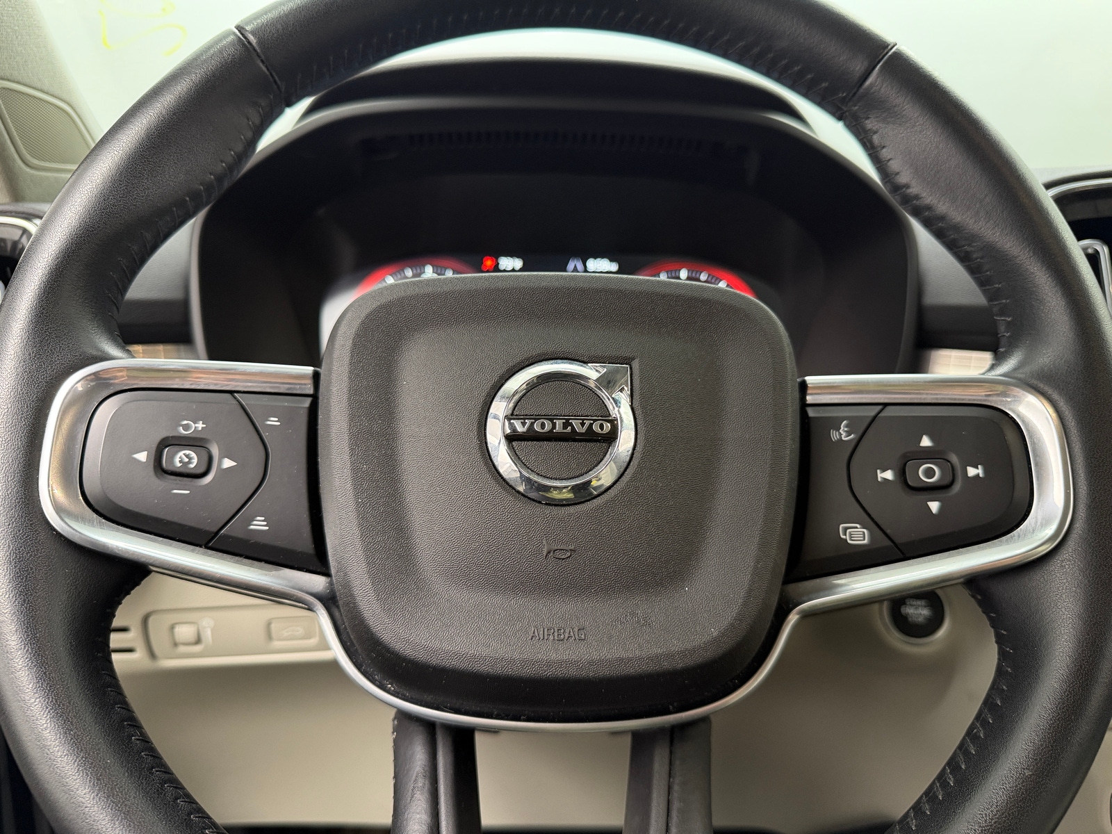 Thumbnail: 2021 Volvo XC40 - 4