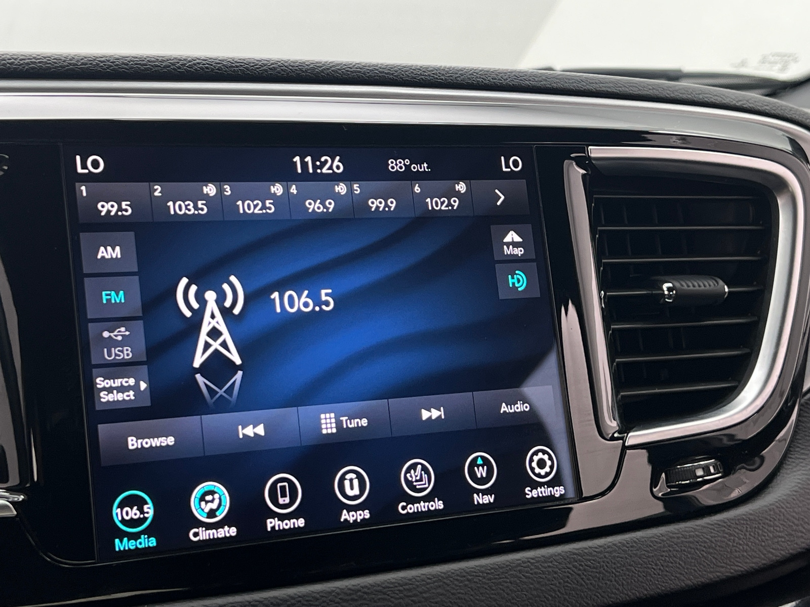 Thumbnail: 2018 Chrysler Pacifica - 3