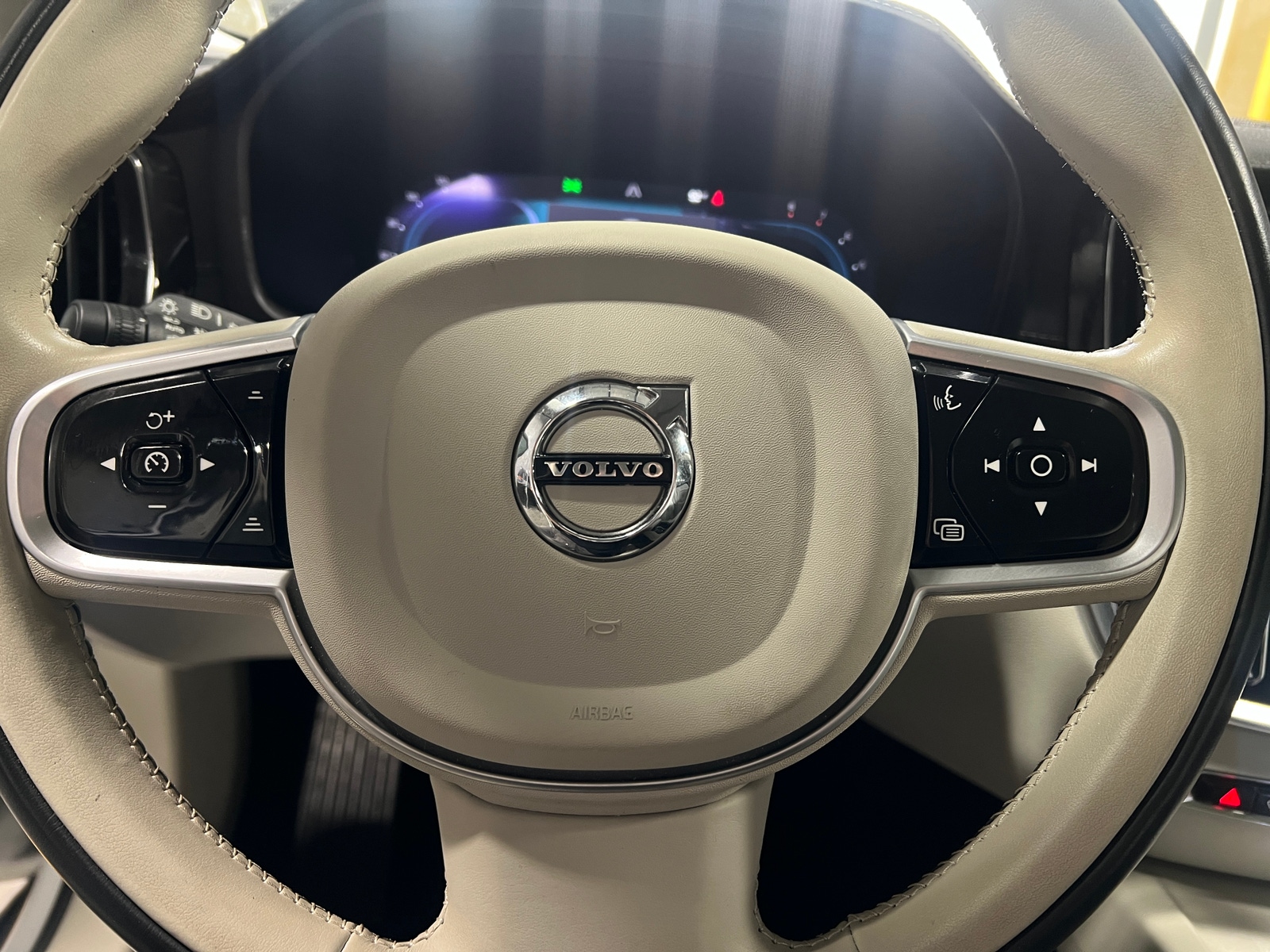Thumbnail: 2023 Volvo V60 - 4