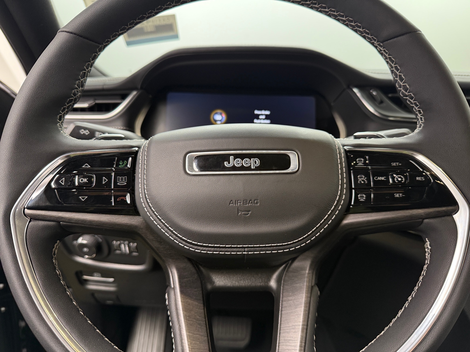 Thumbnail: 2024 Jeep Grand Cherokee L - 4