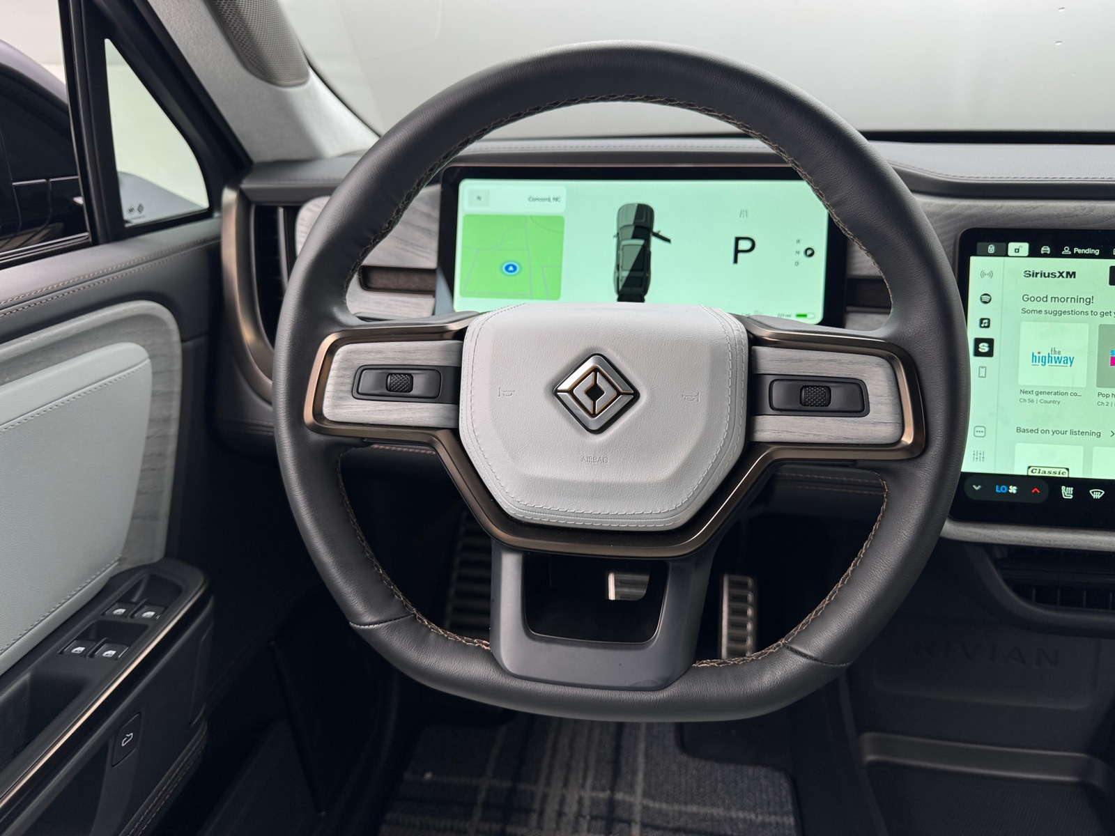 Thumbnail: 2025 Rivian R1S - 4