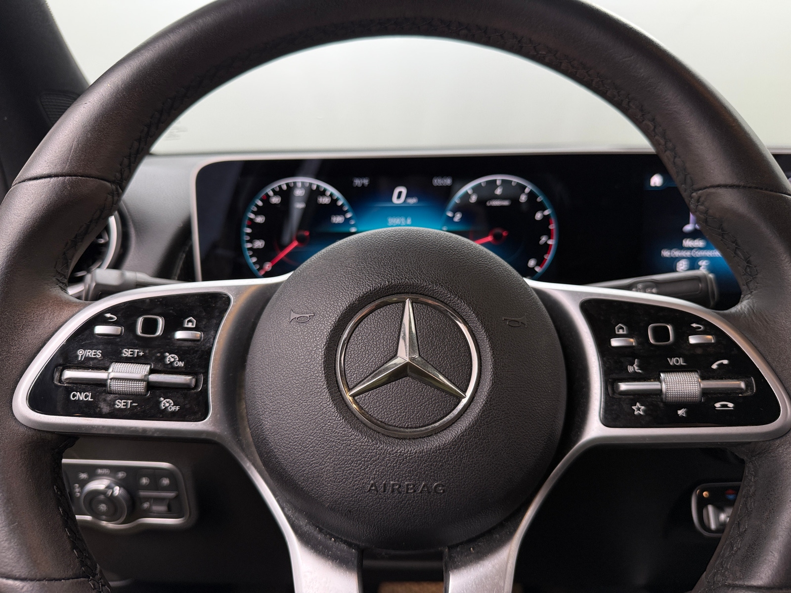 Thumbnail: 2020 Mercedes-Benz GLB - 4