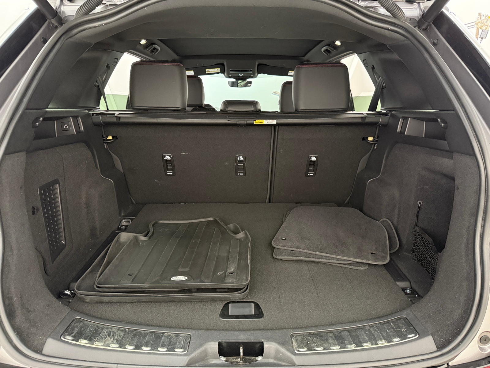Thumbnail: 2023 Land Rover Discovery Sport - 6