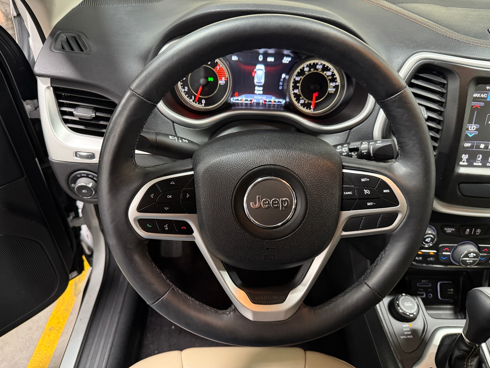 Thumbnail: 2017 Jeep Cherokee - 4