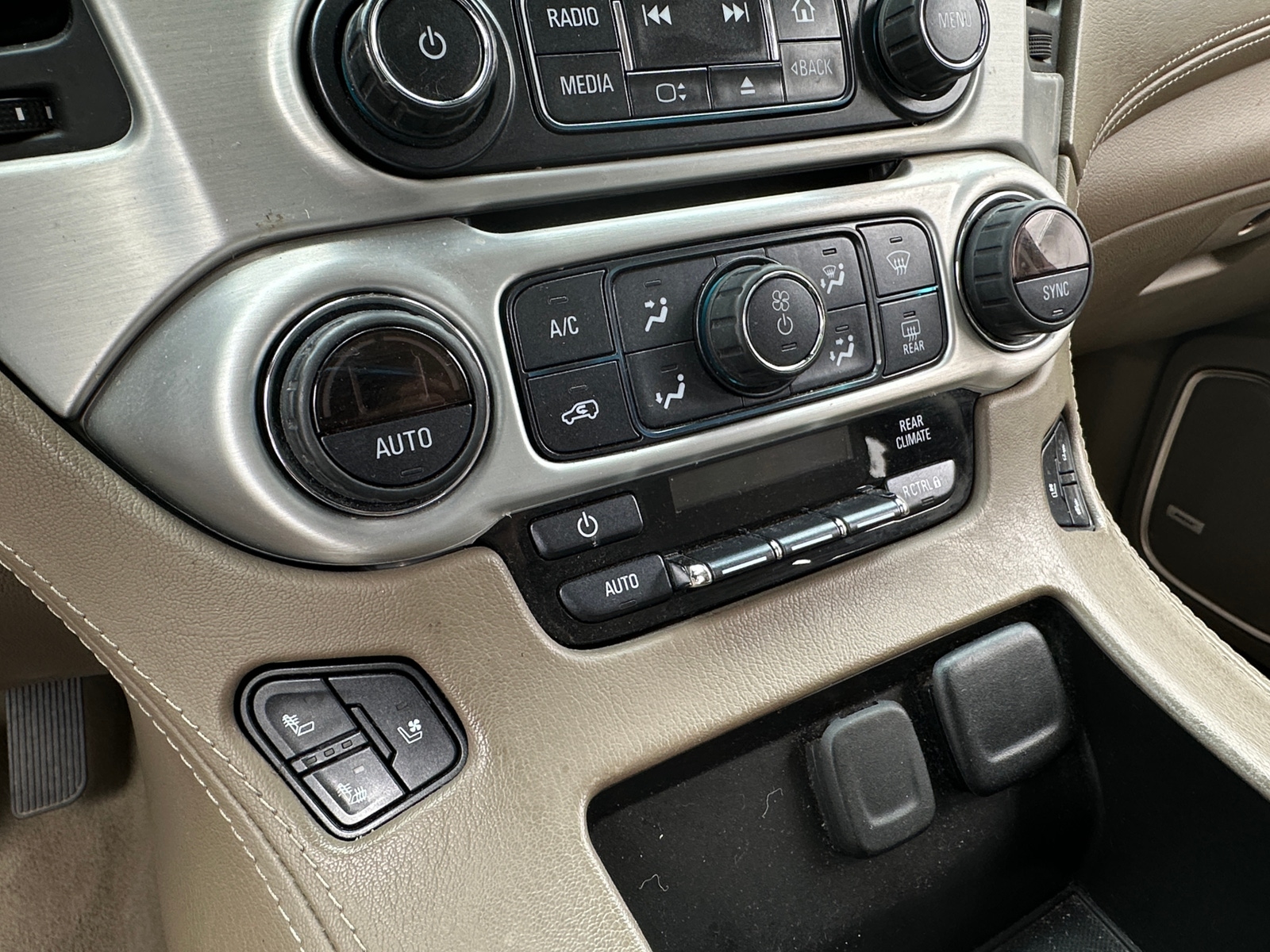 Thumbnail: 2019 GMC Yukon XL - 3