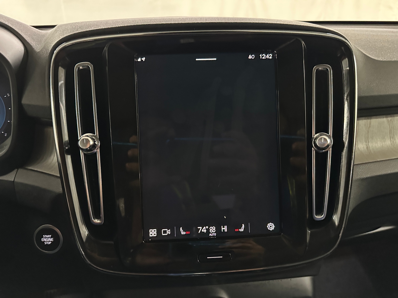 Thumbnail: 2025 Volvo XC40 - 4
