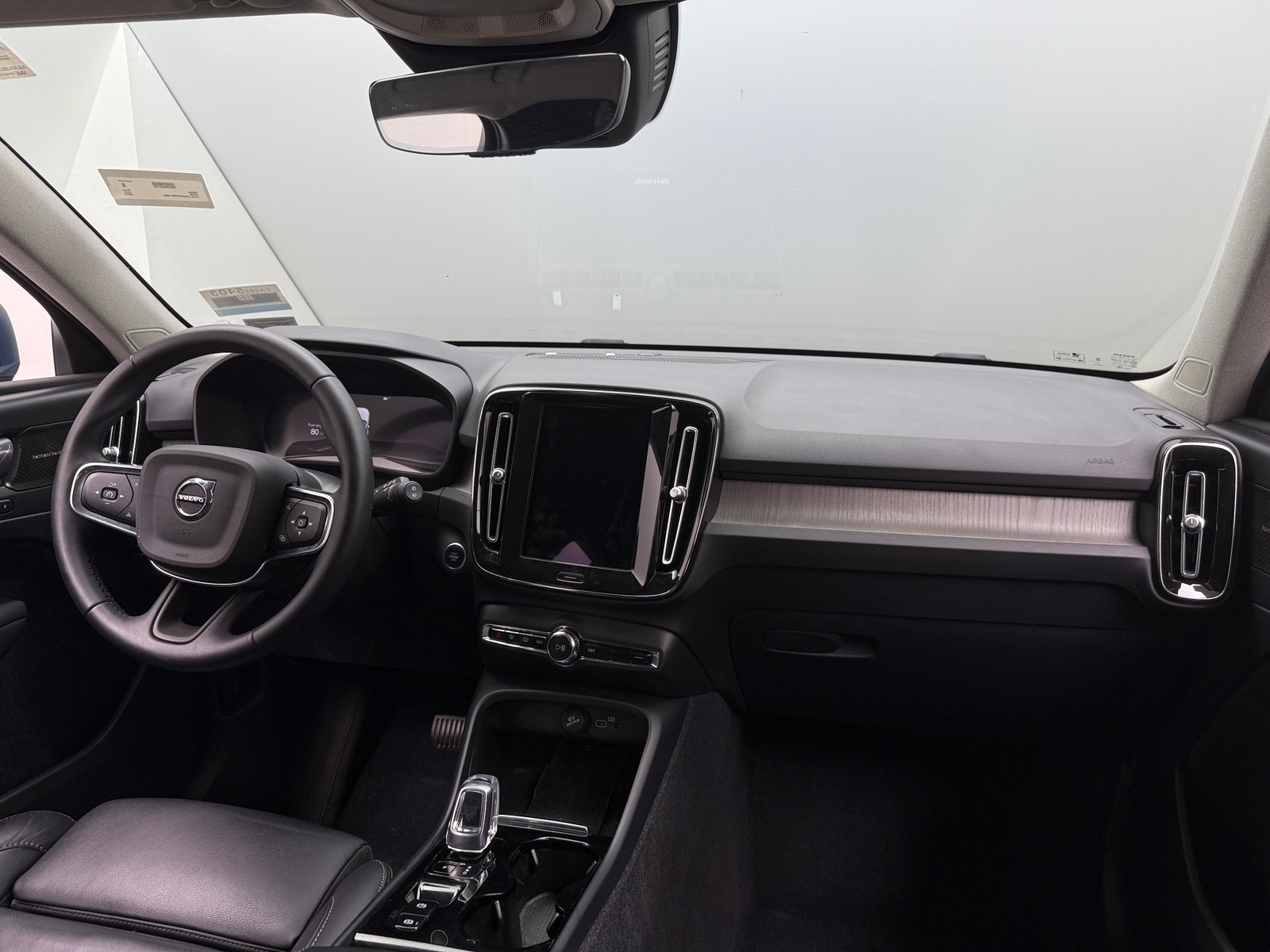 Thumbnail: 2023 Volvo XC40 - 2