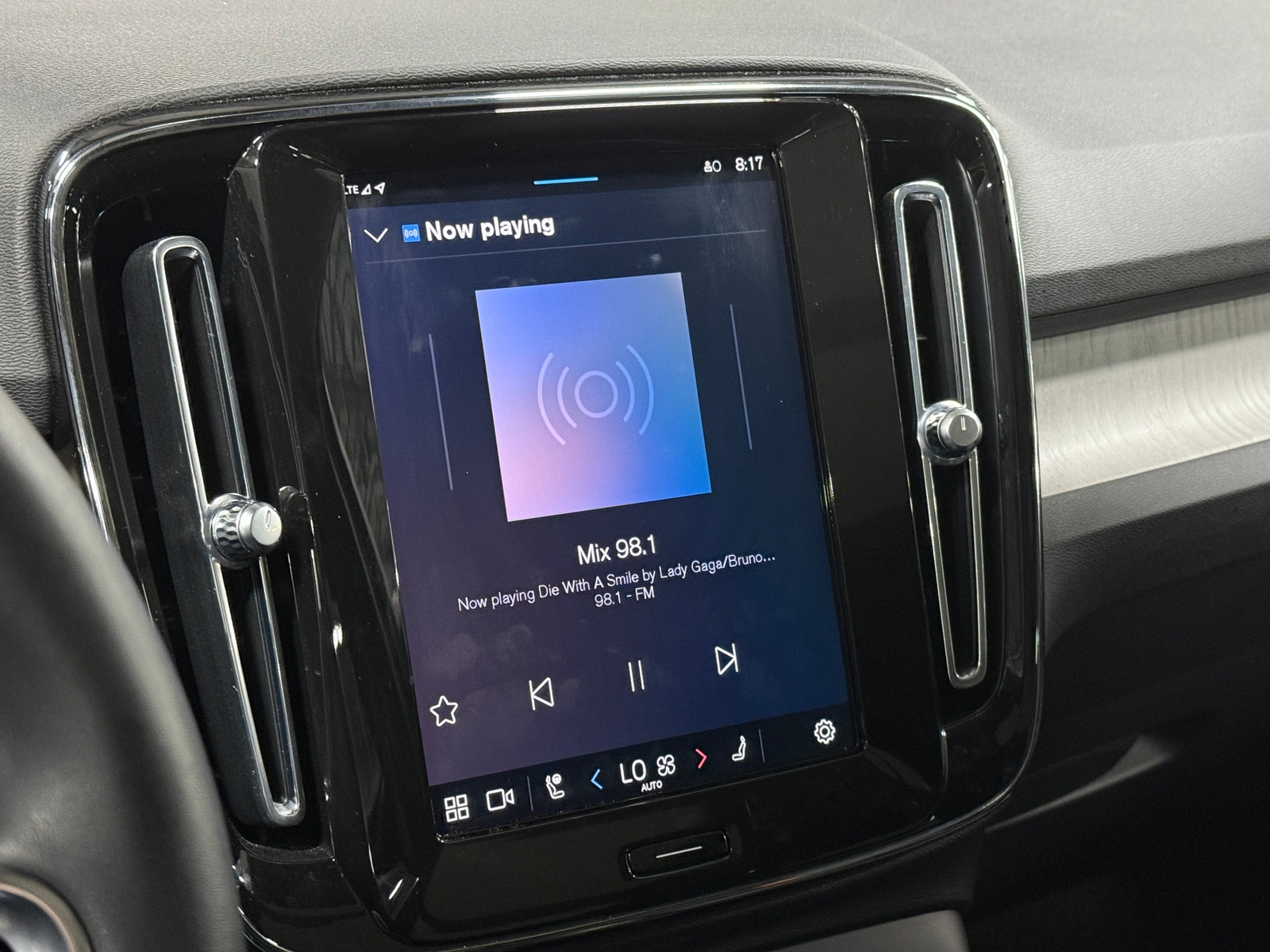 Thumbnail: 2023 Volvo XC40 - 3