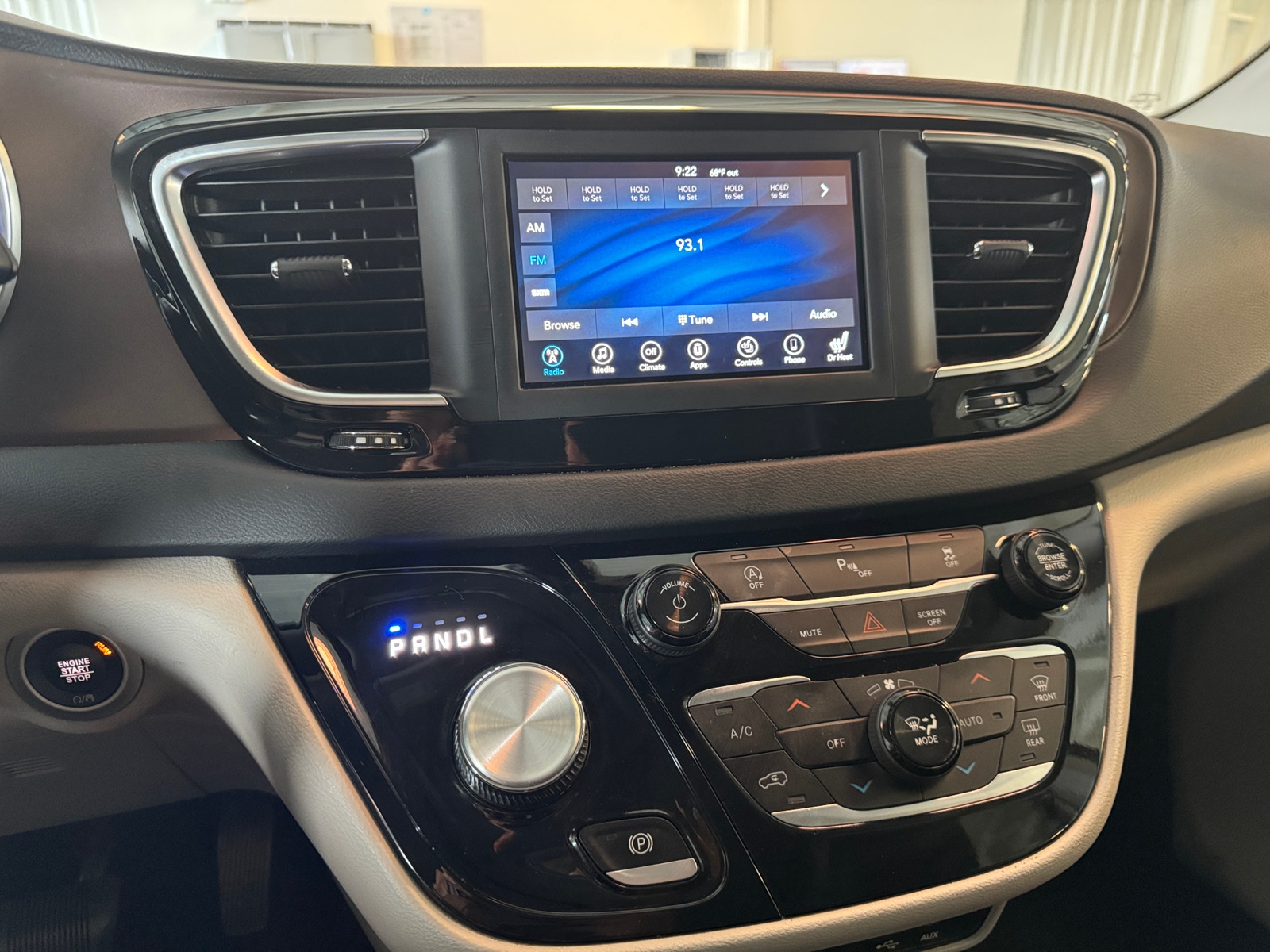 Thumbnail: 2018 Chrysler Pacifica - 3