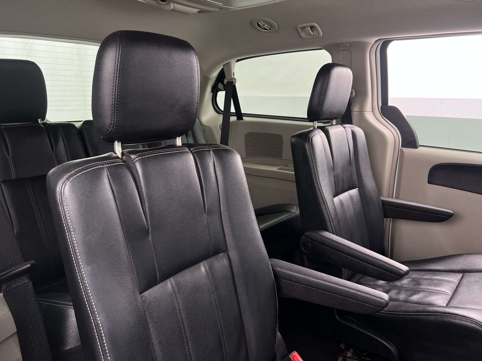 Thumbnail: 2014 Chrysler Town & Country - 5