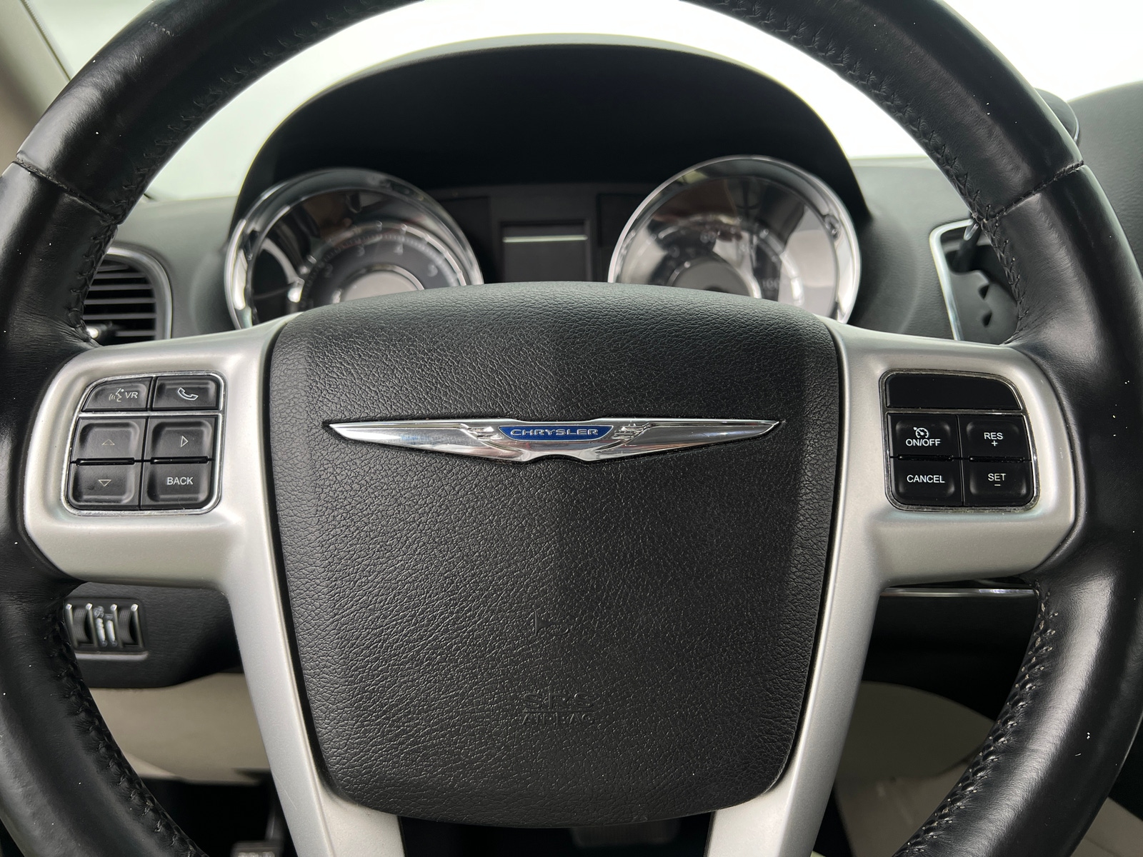 Thumbnail: 2014 Chrysler Town & Country - 4