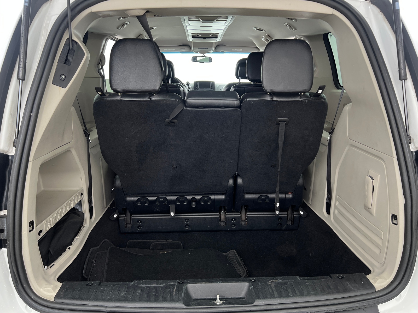 Thumbnail: 2014 Chrysler Town & Country - 6