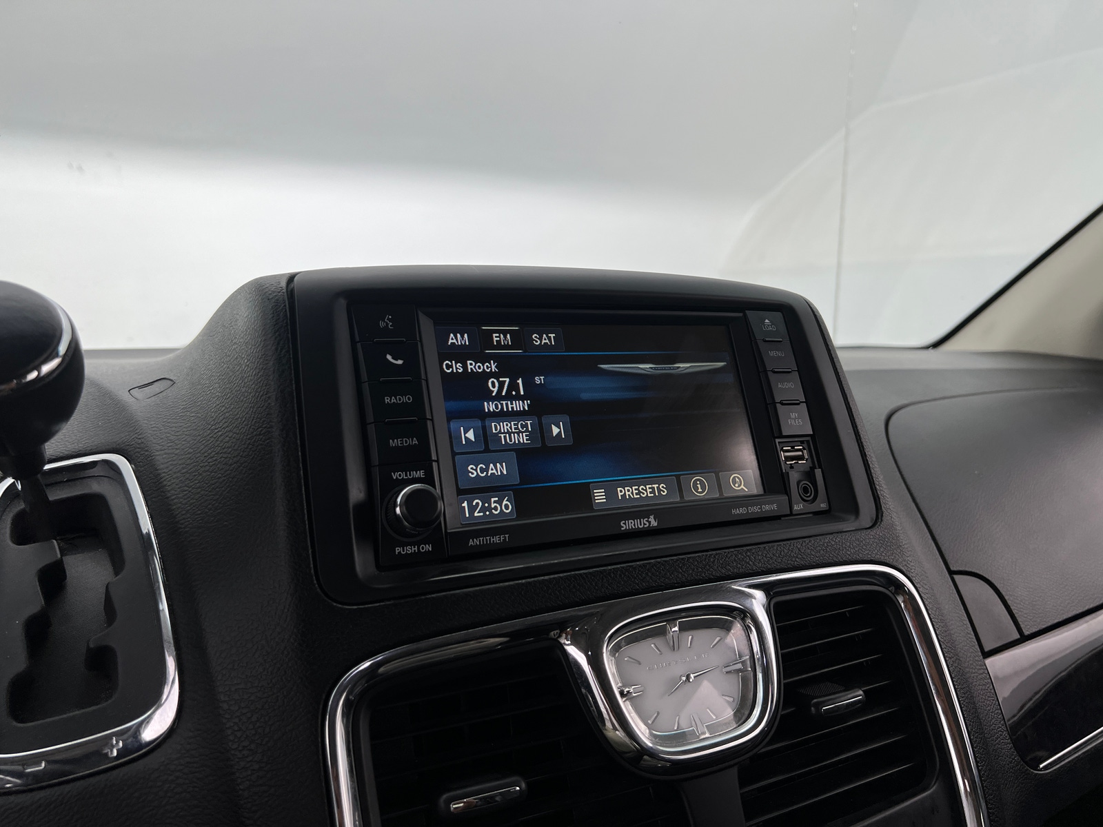 Thumbnail: 2014 Chrysler Town & Country - 3