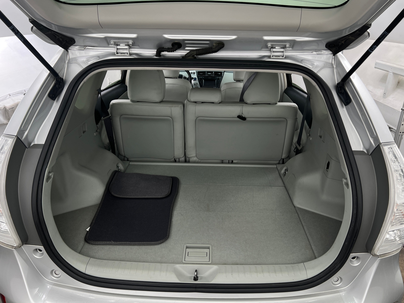 Thumbnail: 2014 Toyota Prius v - 7
