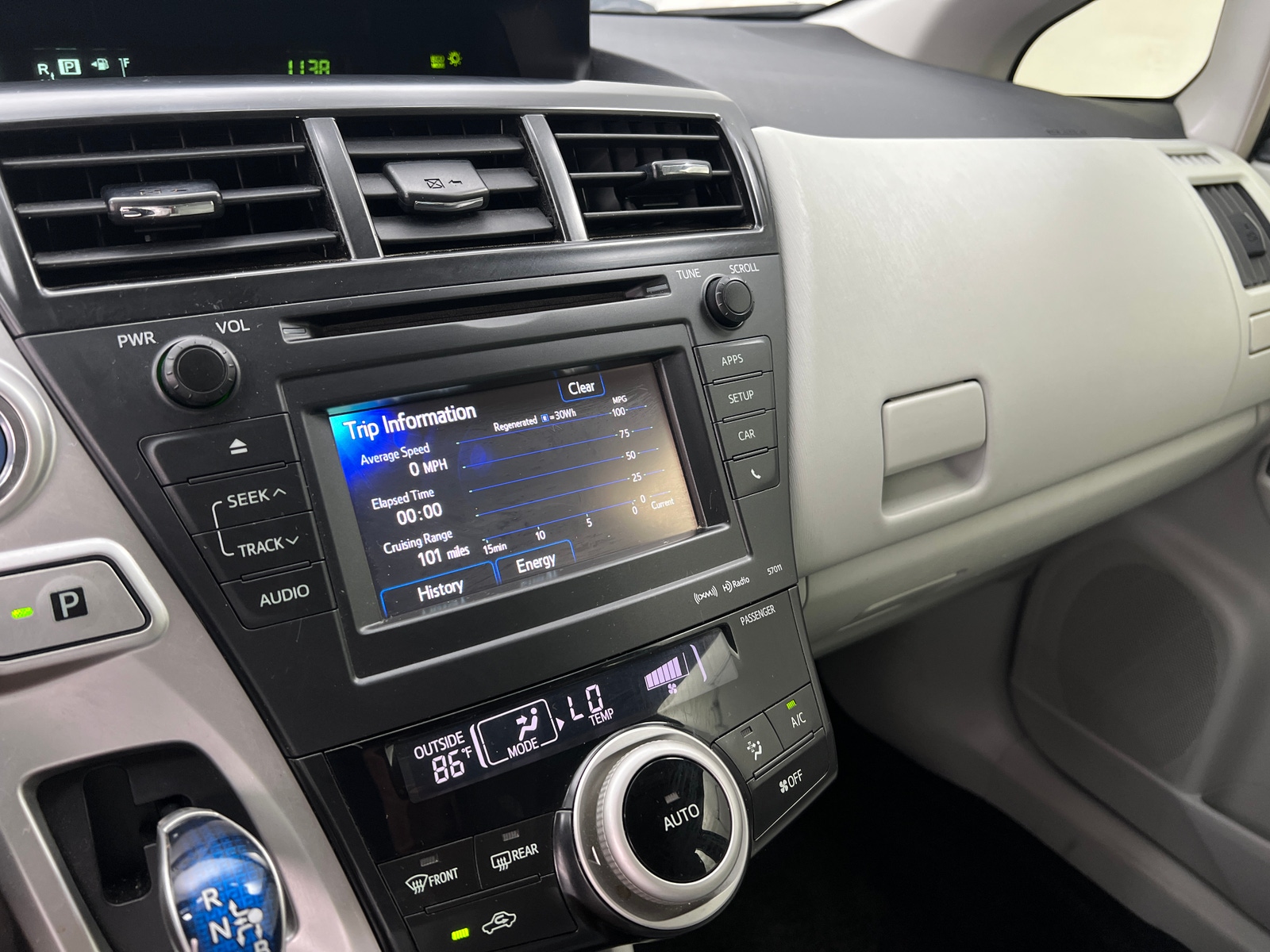Thumbnail: 2014 Toyota Prius v - 4