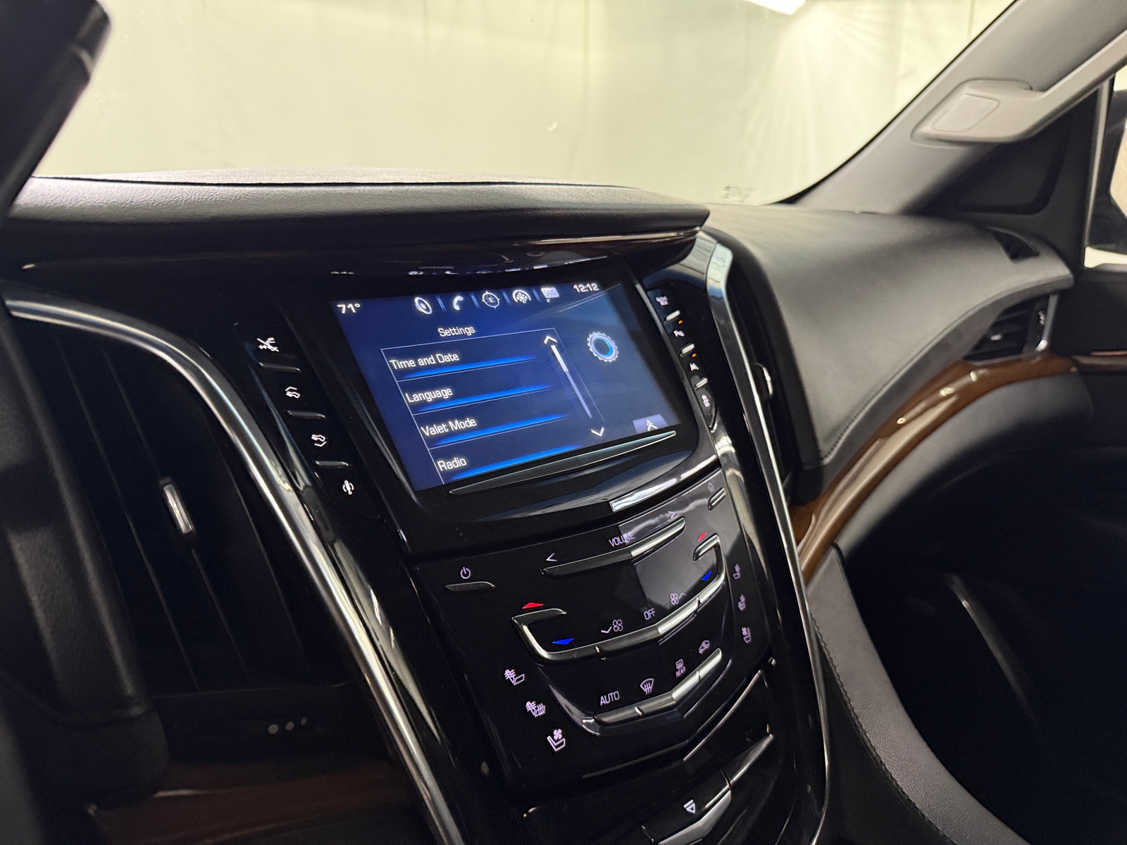 Thumbnail: 2016 Cadillac Escalade - 3