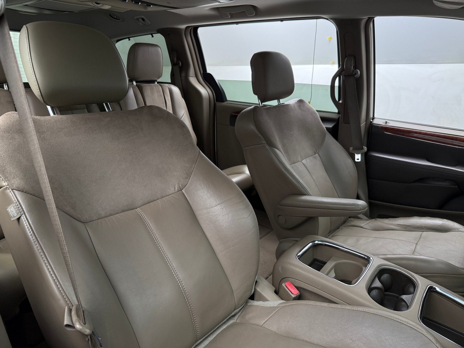 Thumbnail: 2014 Chrysler Town & Country - 2