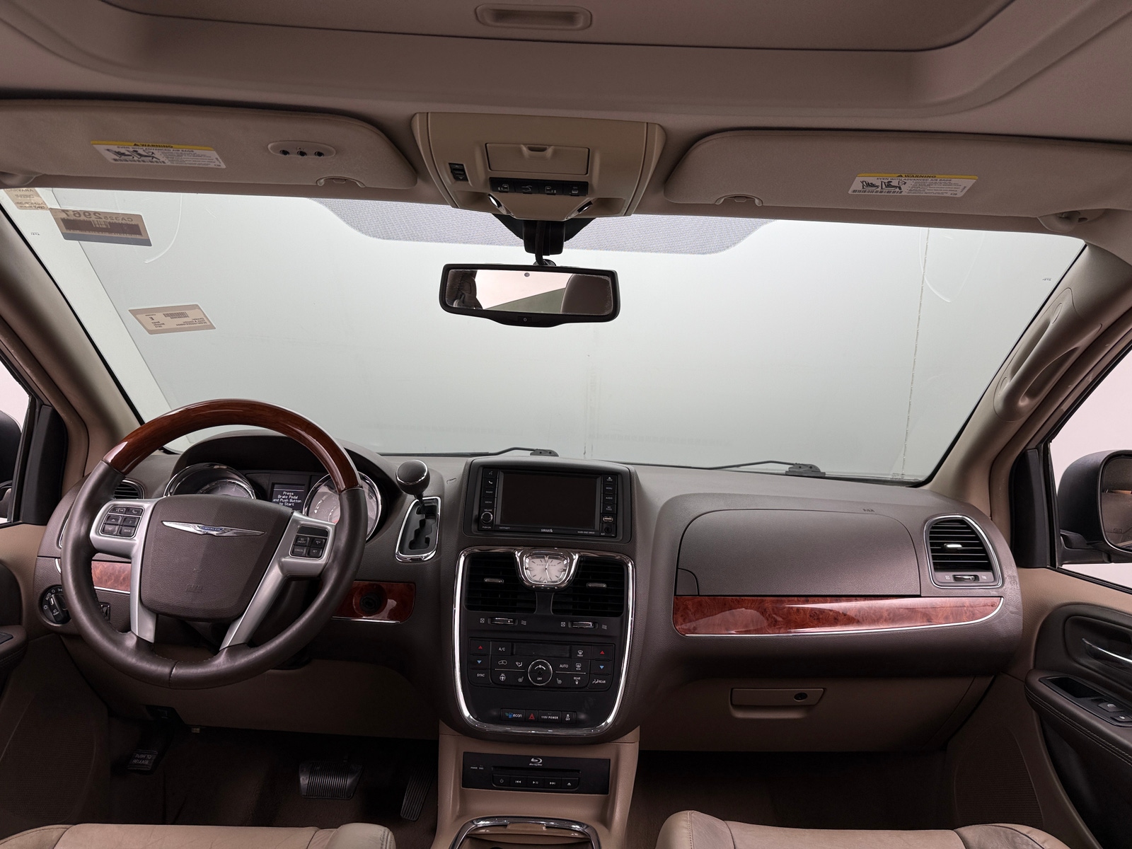 Thumbnail: 2014 Chrysler Town & Country - 3