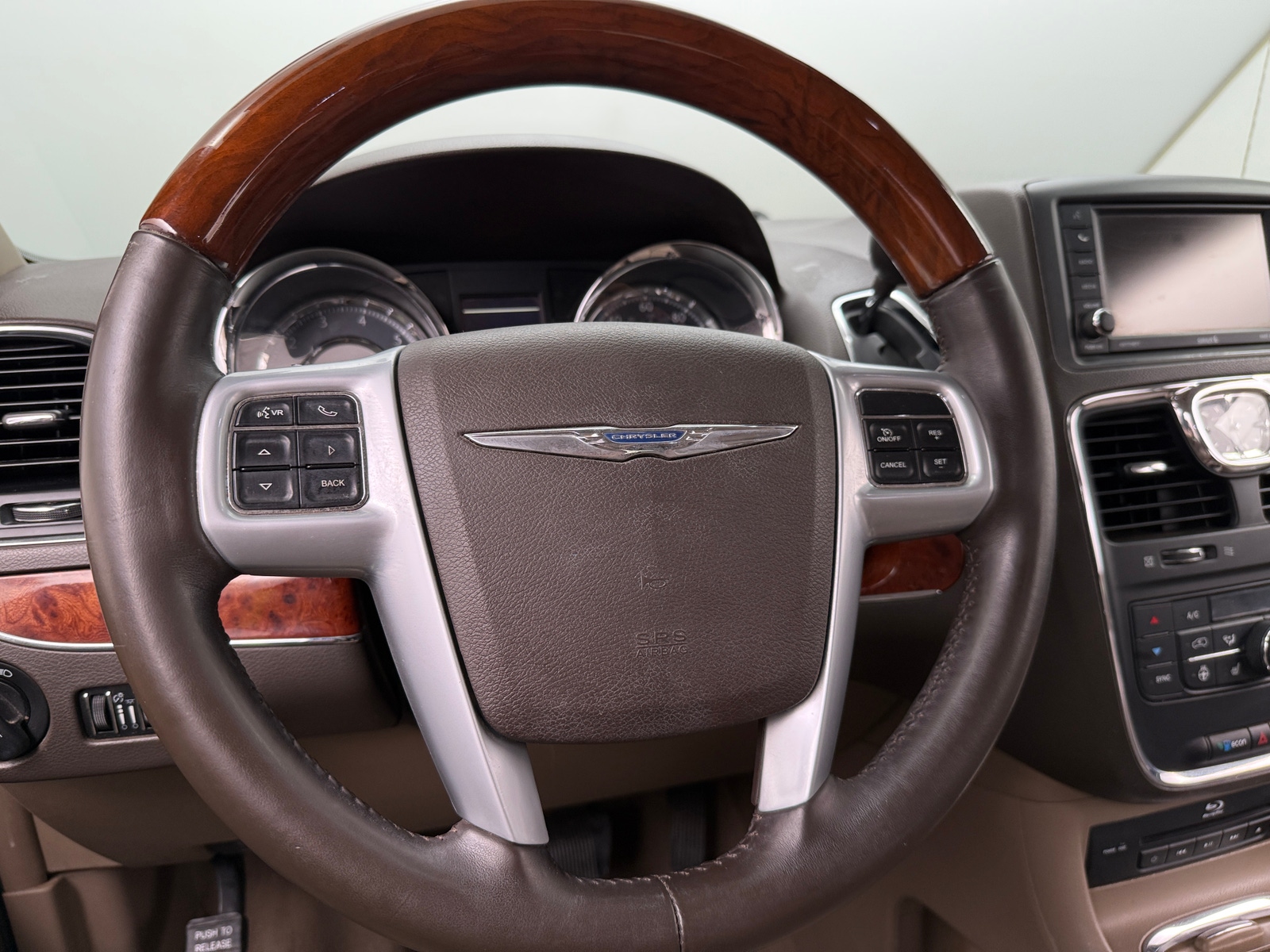 Thumbnail: 2014 Chrysler Town & Country - 5