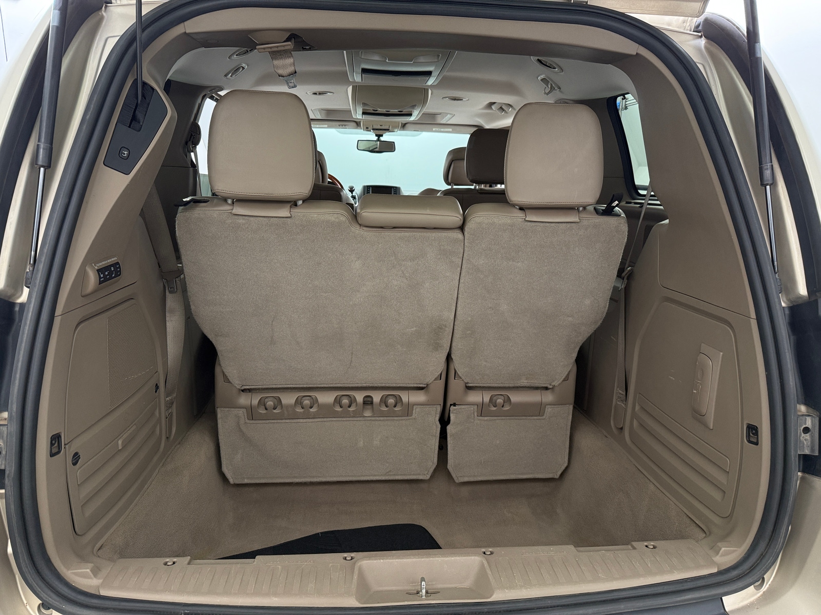 Thumbnail: 2014 Chrysler Town & Country - 7