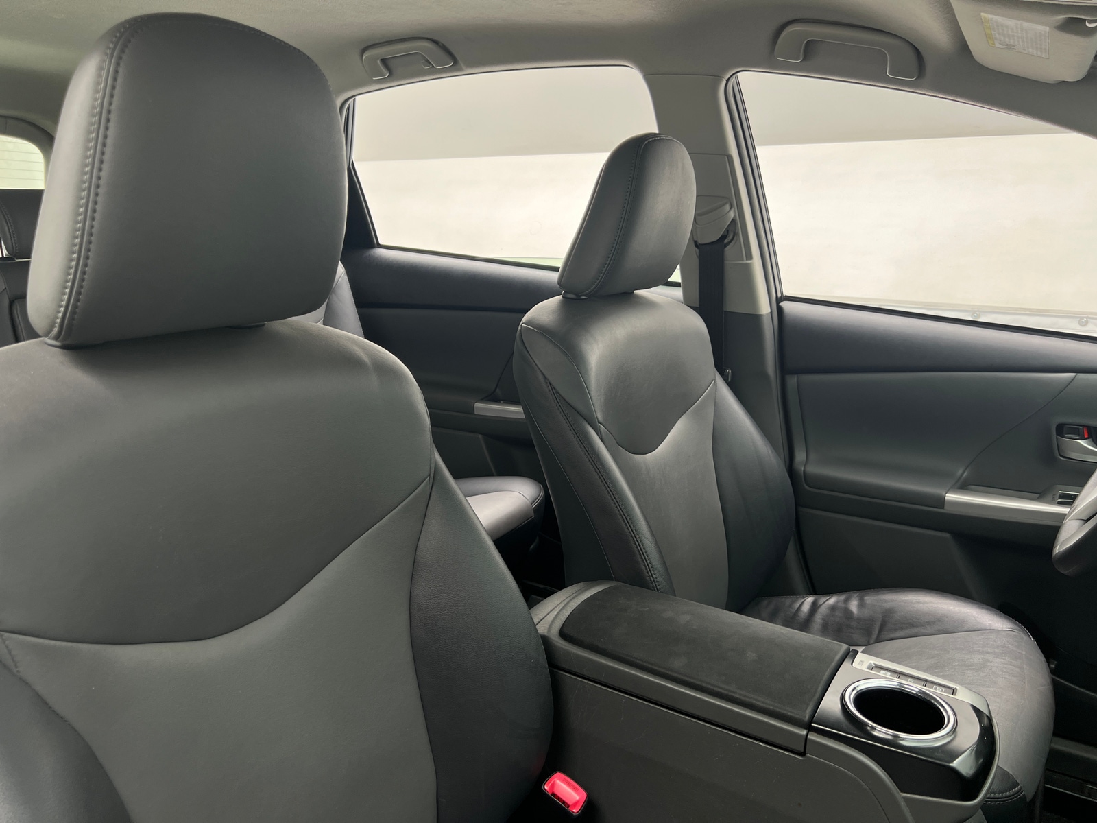 Thumbnail: 2012 Toyota Prius v - 2