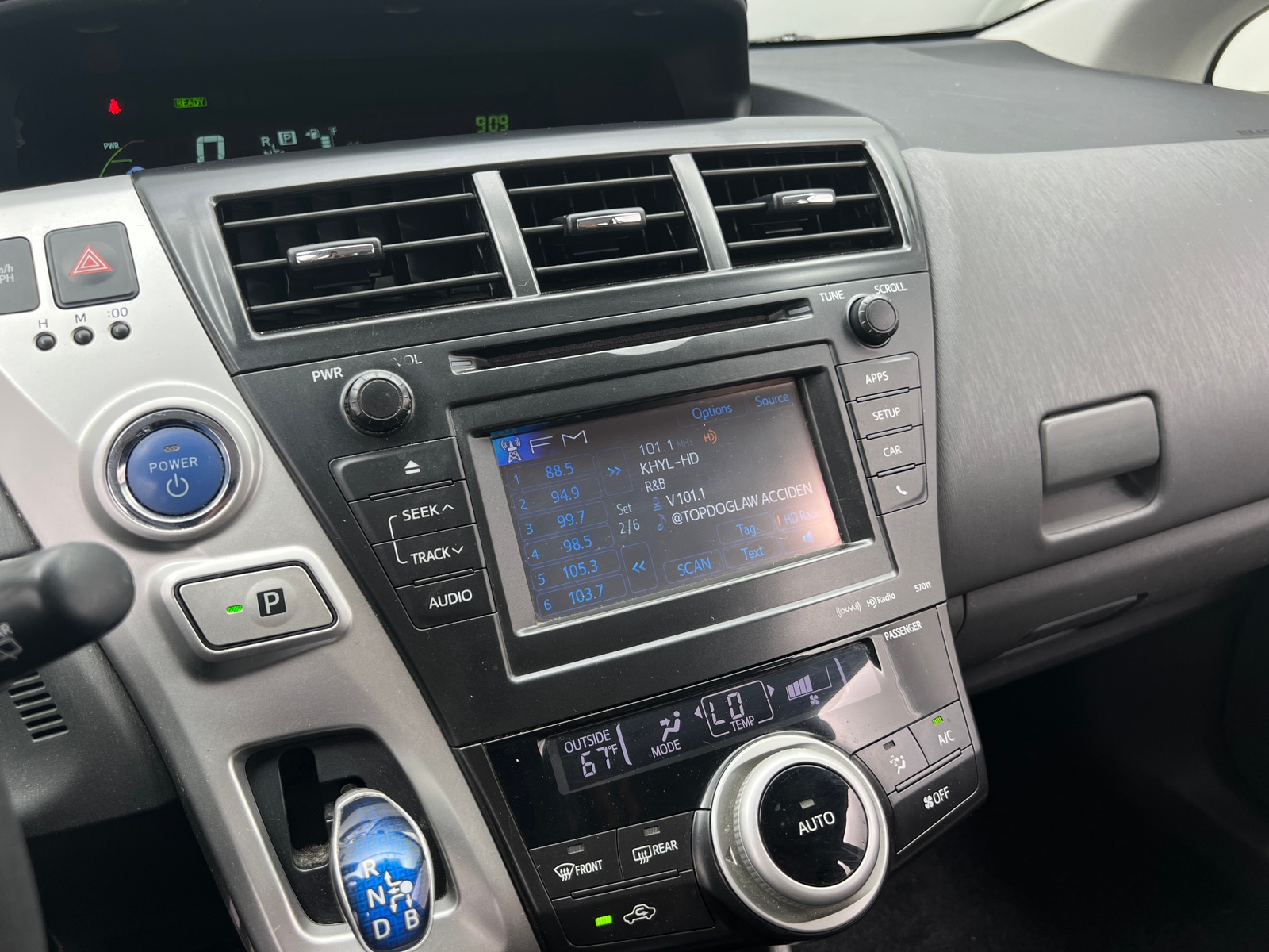 Thumbnail: 2012 Toyota Prius v - 4